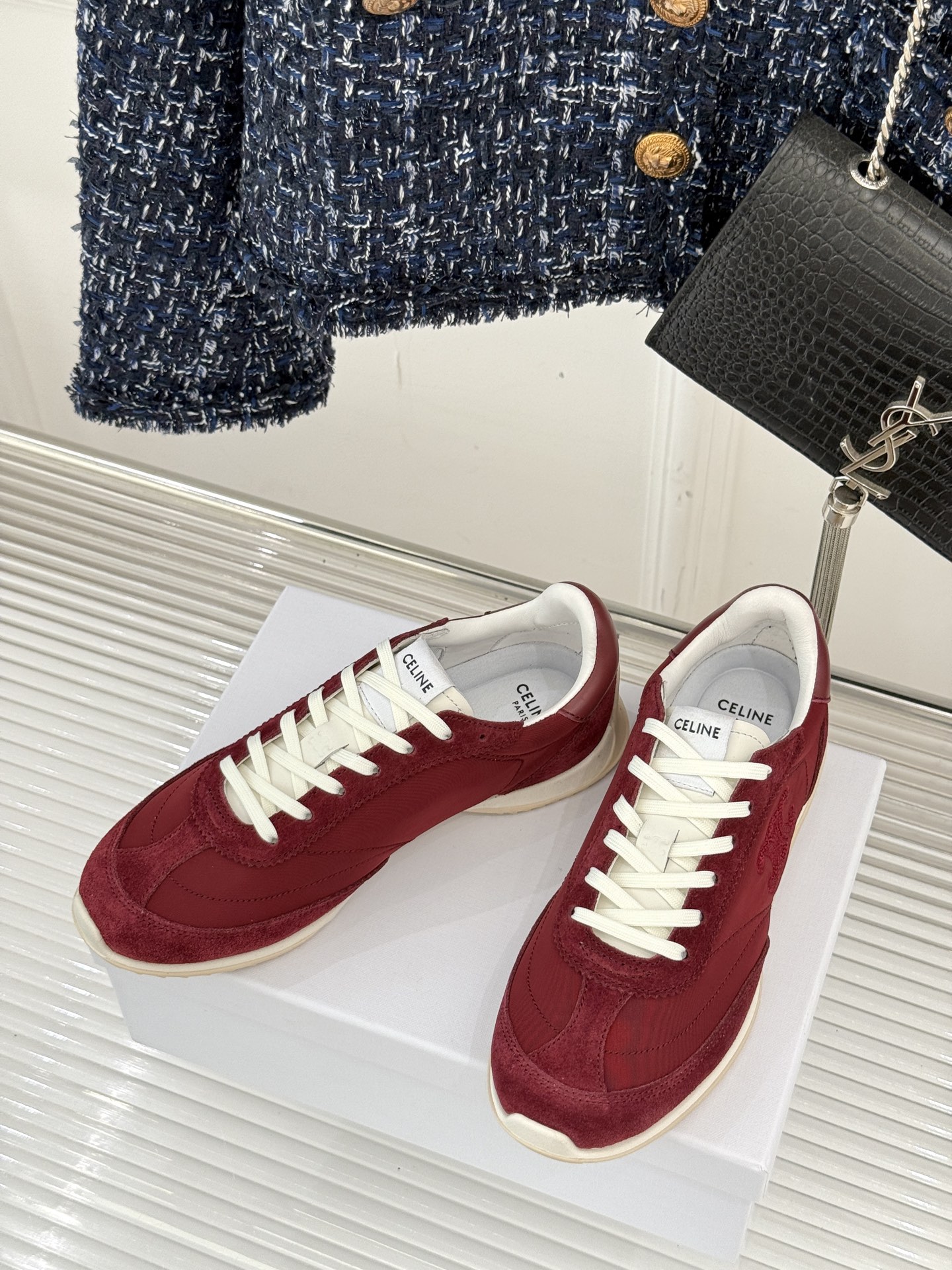 
CELINE/赛琳25ss新品复古
德训鞋运动鞋
一眼万年的 谁穿谁爱
简直是时尚界的天花板
简约设计