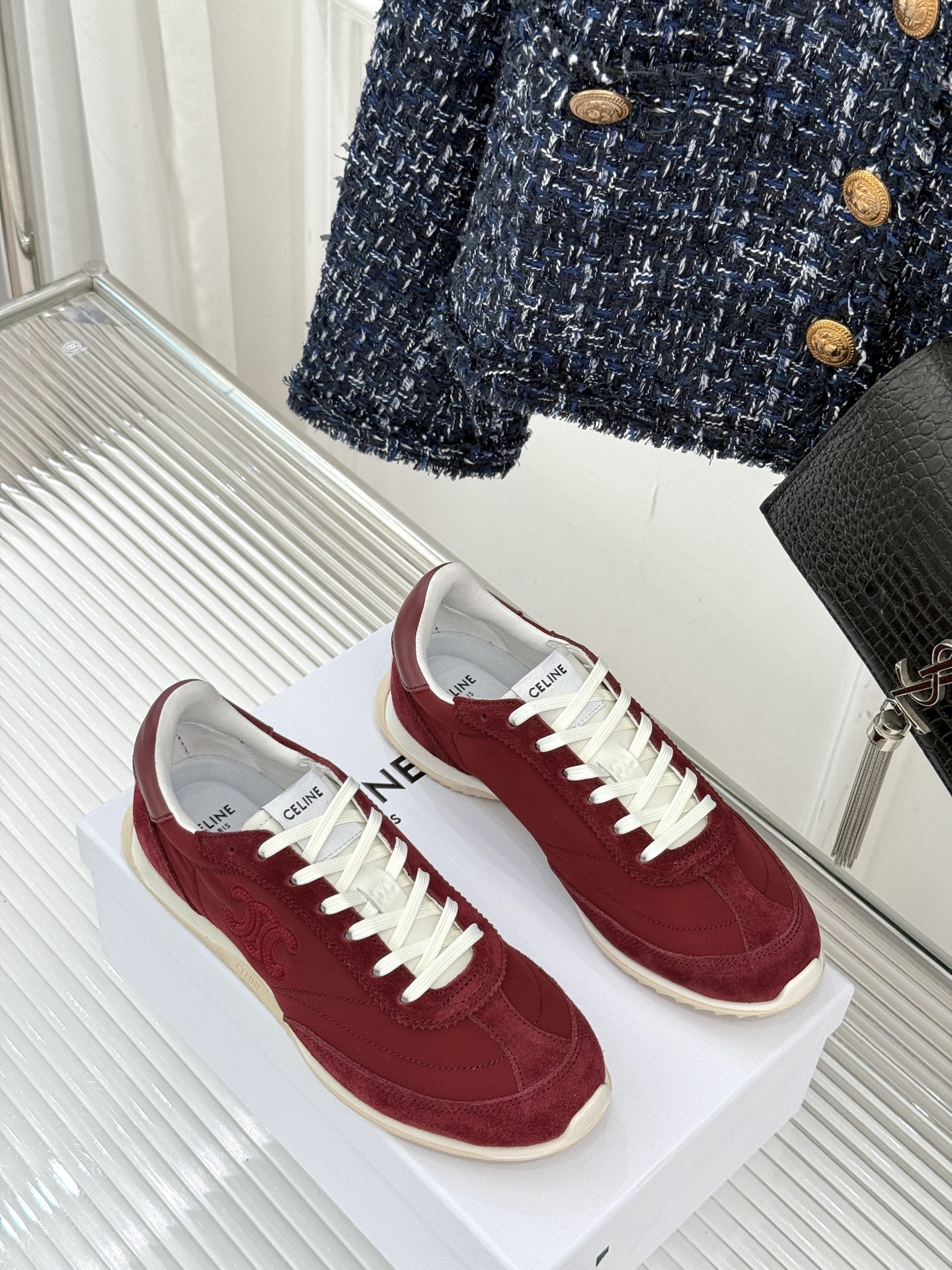 
CELINE/赛琳25ss新品复古
德训鞋运动鞋
一眼万年的 谁穿谁爱
简直是时尚界的天花板
简约设计