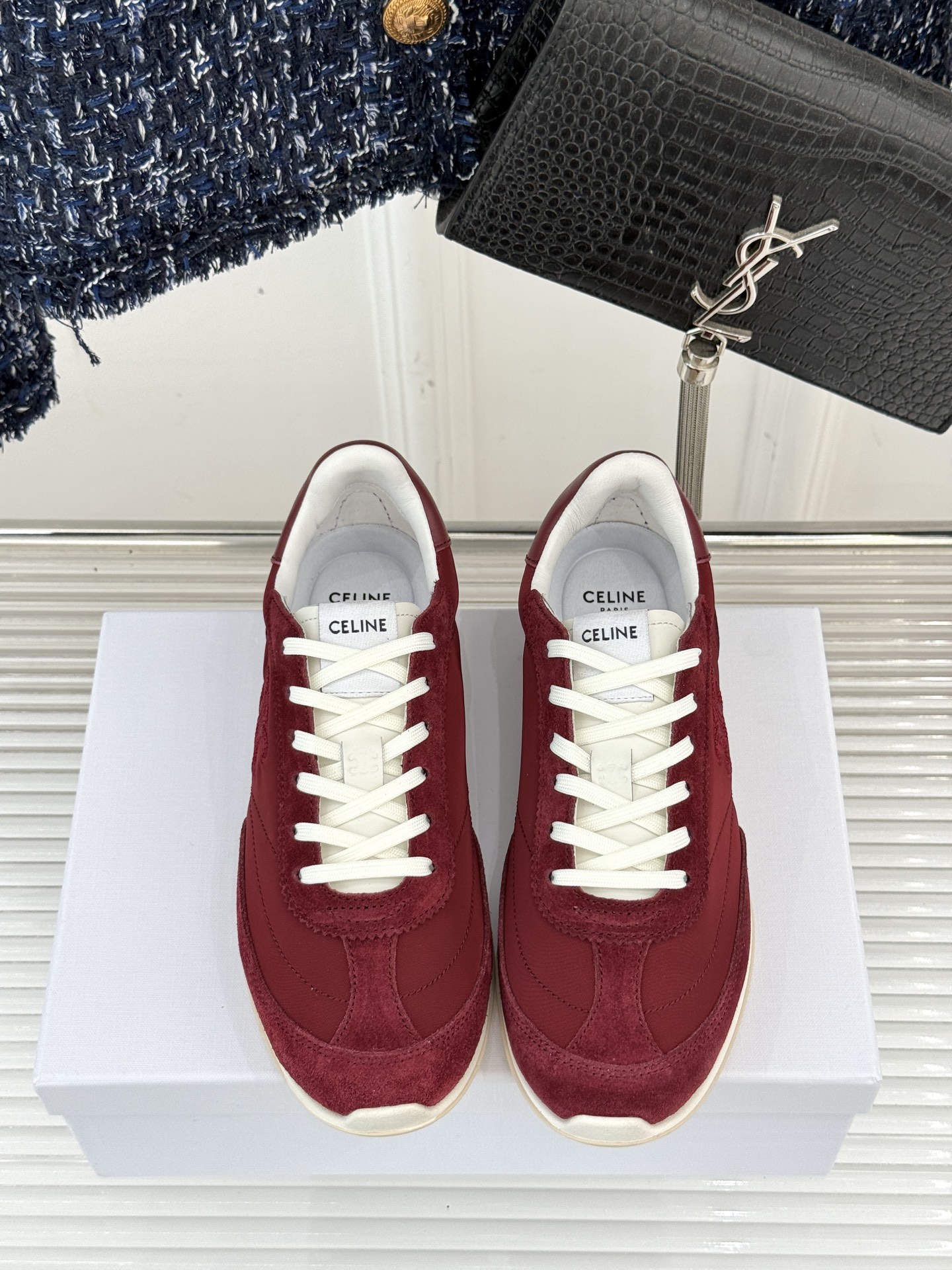 
CELINE/赛琳25ss新品复古
德训鞋运动鞋
一眼万年的 谁穿谁爱
简直是时尚界的天花板
简约设计