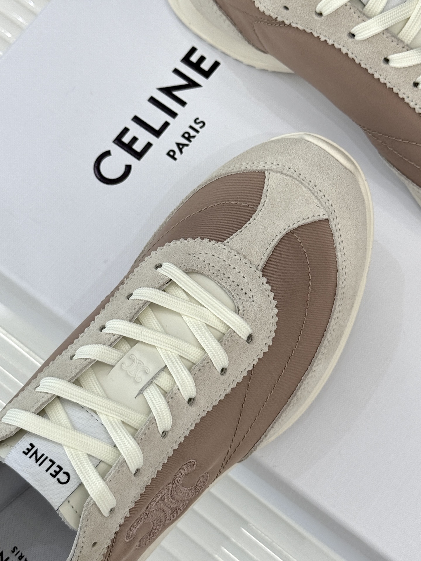 
CELINE/赛琳25ss新品复古
德训鞋运动鞋
一眼万年的 谁穿谁爱
简直是时尚界的天花板
简约设计