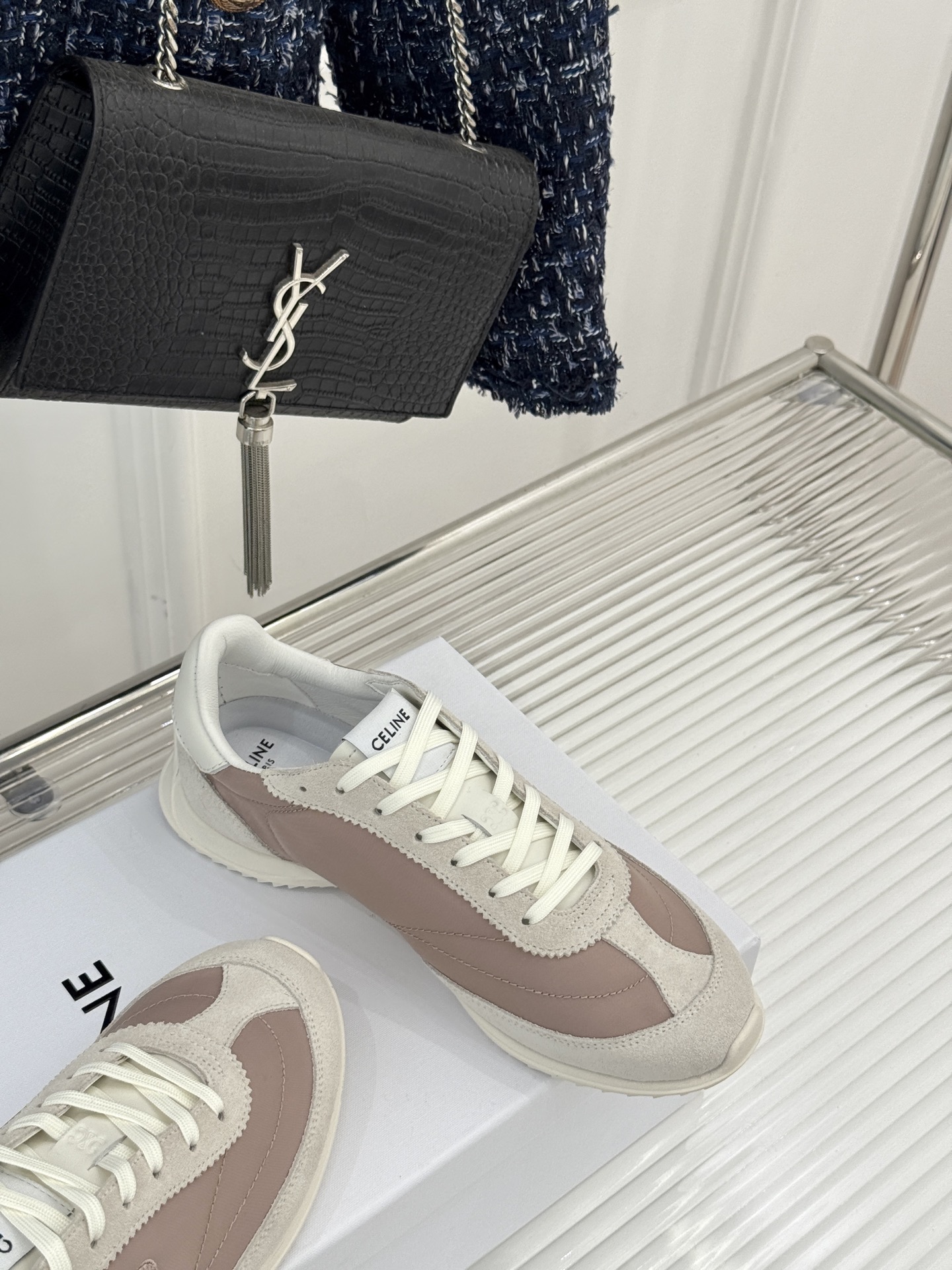 
CELINE/赛琳25ss新品复古
德训鞋运动鞋
一眼万年的 谁穿谁爱
简直是时尚界的天花板
简约设计