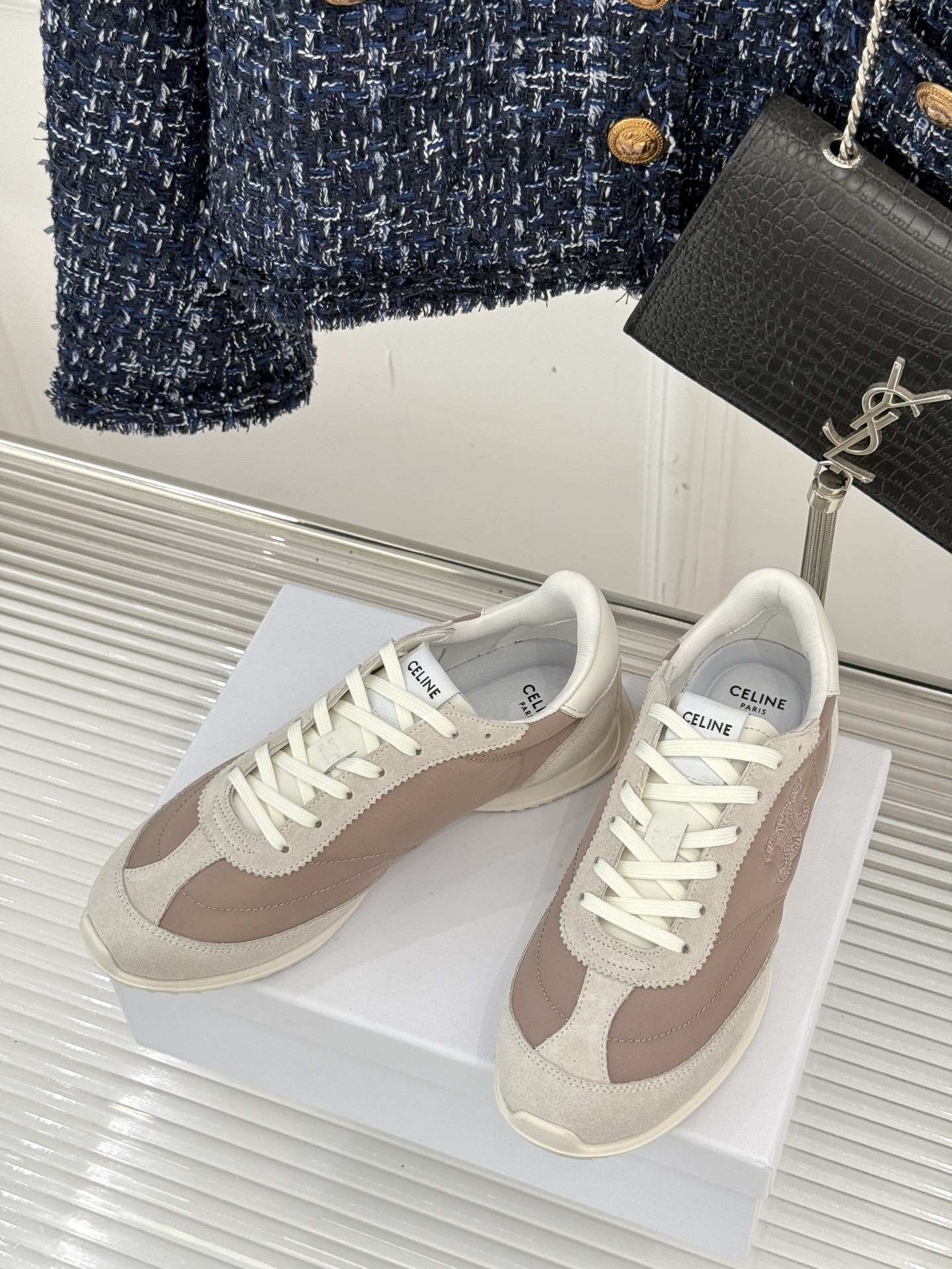 
CELINE/赛琳25ss新品复古
德训鞋运动鞋
一眼万年的 谁穿谁爱
简直是时尚界的天花板
简约设计