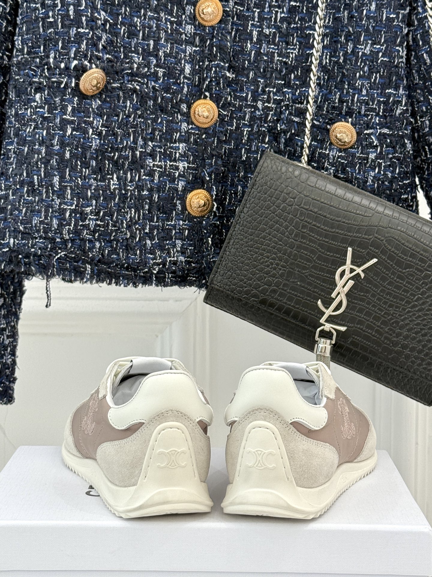 
CELINE/赛琳25ss新品复古
德训鞋运动鞋
一眼万年的 谁穿谁爱
简直是时尚界的天花板
简约设计