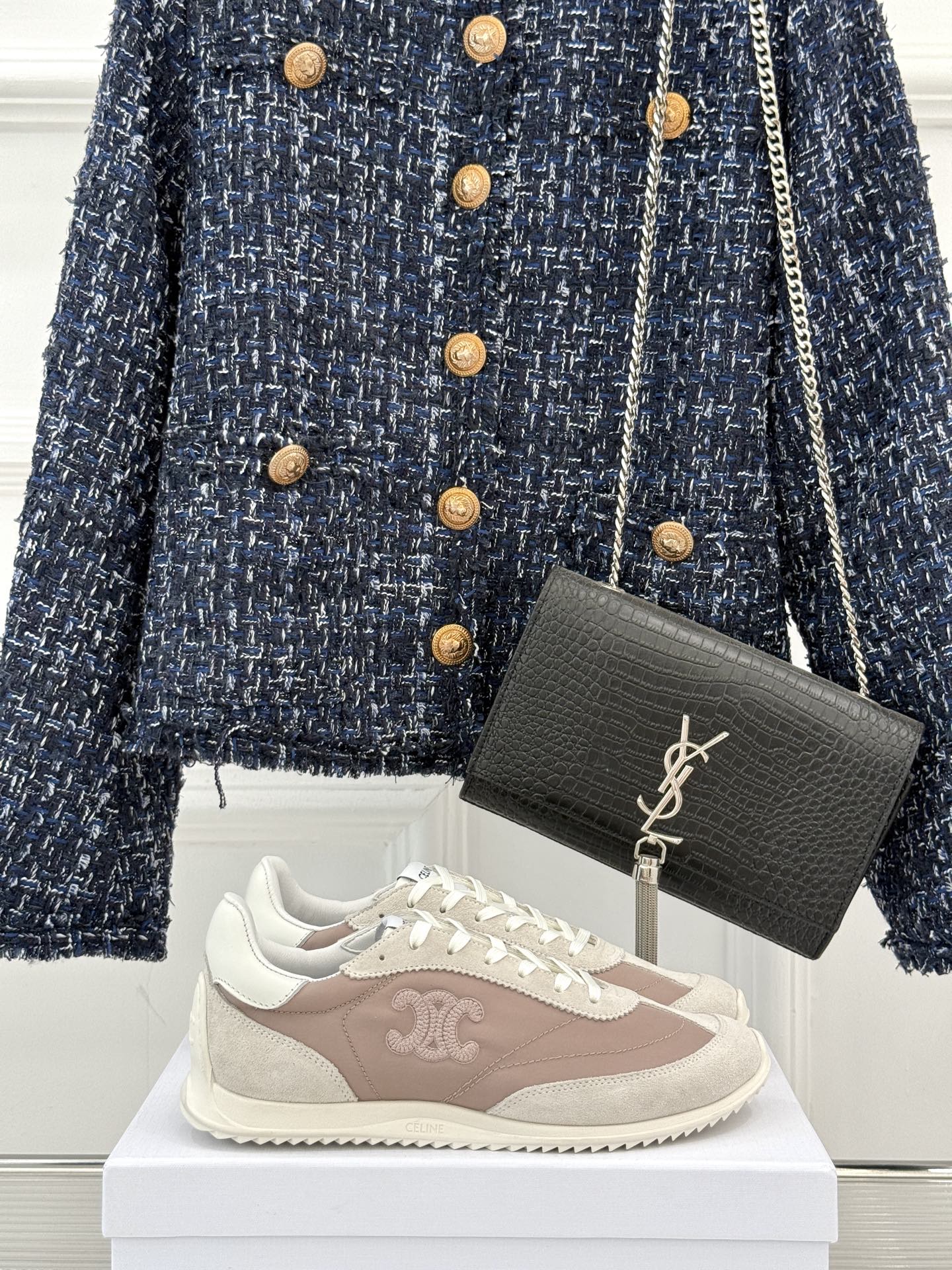 
CELINE/赛琳25ss新品复古
德训鞋运动鞋
一眼万年的 谁穿谁爱
简直是时尚界的天花板
简约设计