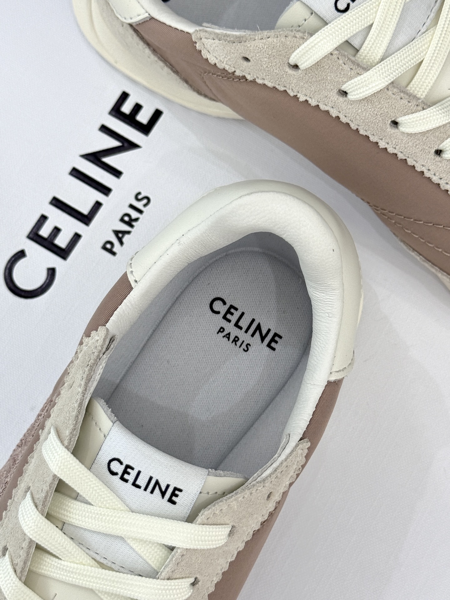 
CELINE/赛琳25ss新品复古
德训鞋运动鞋
一眼万年的 谁穿谁爱
简直是时尚界的天花板
简约设计