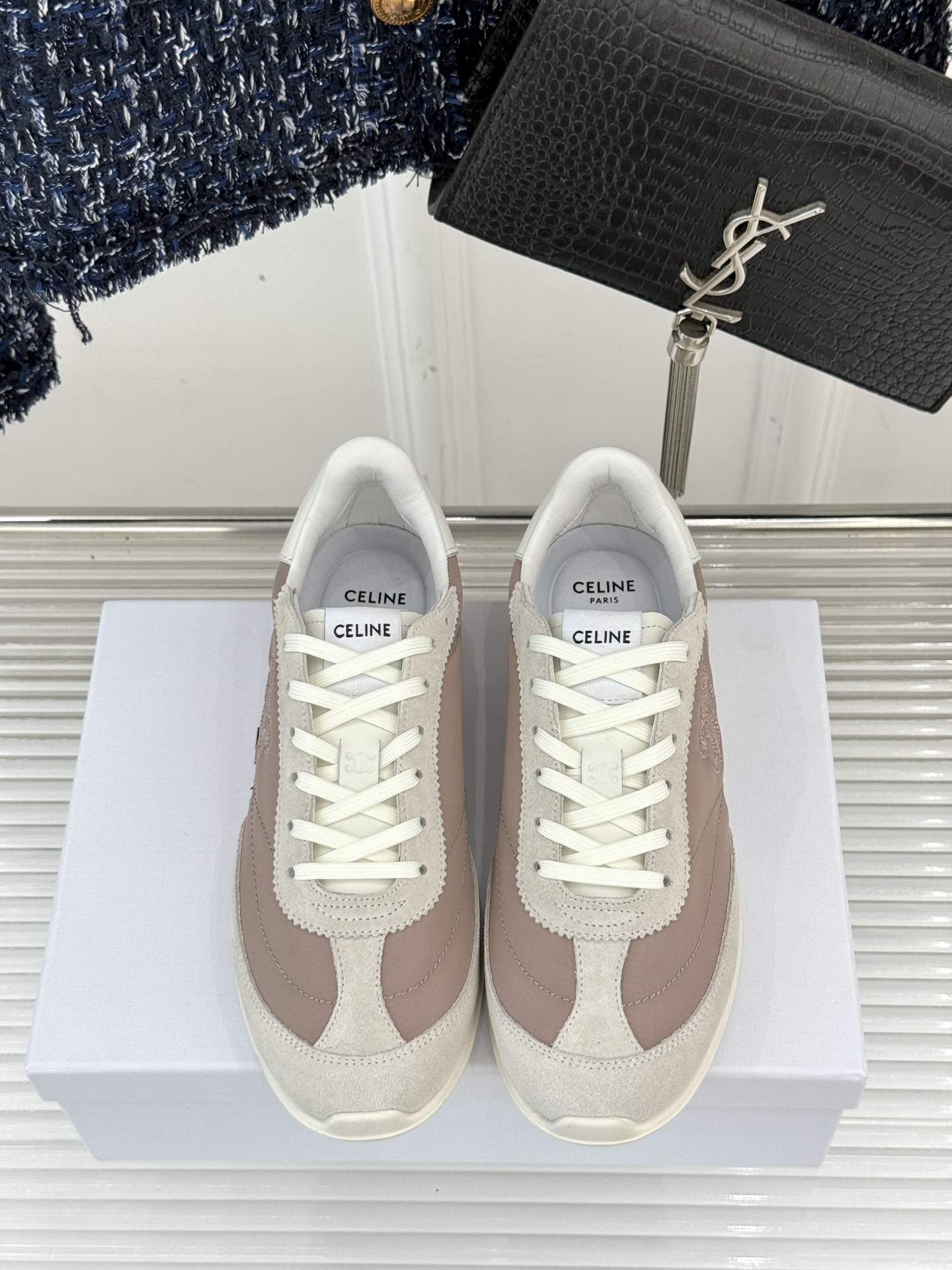 
CELINE/赛琳25ss新品复古
德训鞋运动鞋
一眼万年的 谁穿谁爱
简直是时尚界的天花板
简约设计