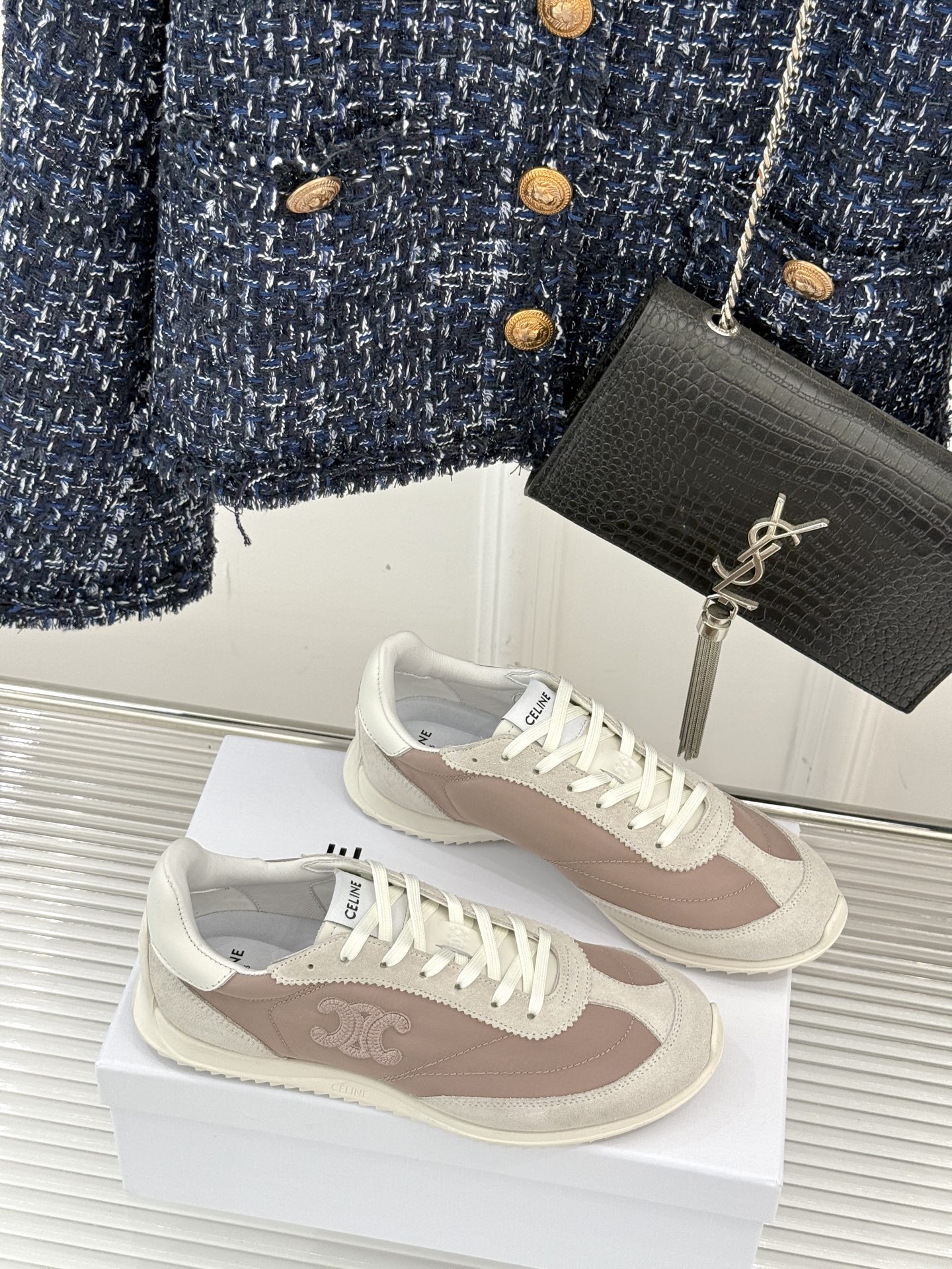 
CELINE/赛琳25ss新品复古
德训鞋运动鞋
一眼万年的 谁穿谁爱
简直是时尚界的天花板
简约设计
