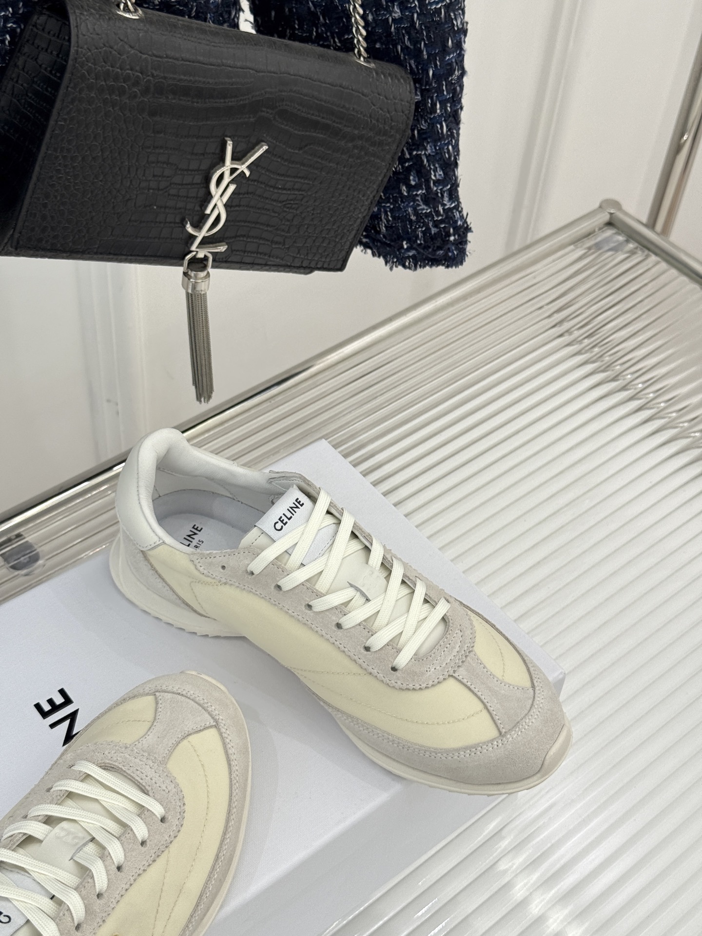 
CELINE/赛琳25ss新品复古
德训鞋运动鞋
一眼万年的 谁穿谁爱
简直是时尚界的天花板
简约设计