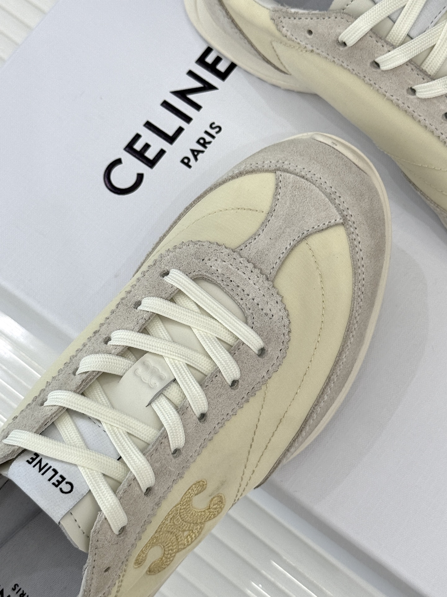 
CELINE/赛琳25ss新品复古
德训鞋运动鞋
一眼万年的 谁穿谁爱
简直是时尚界的天花板
简约设计