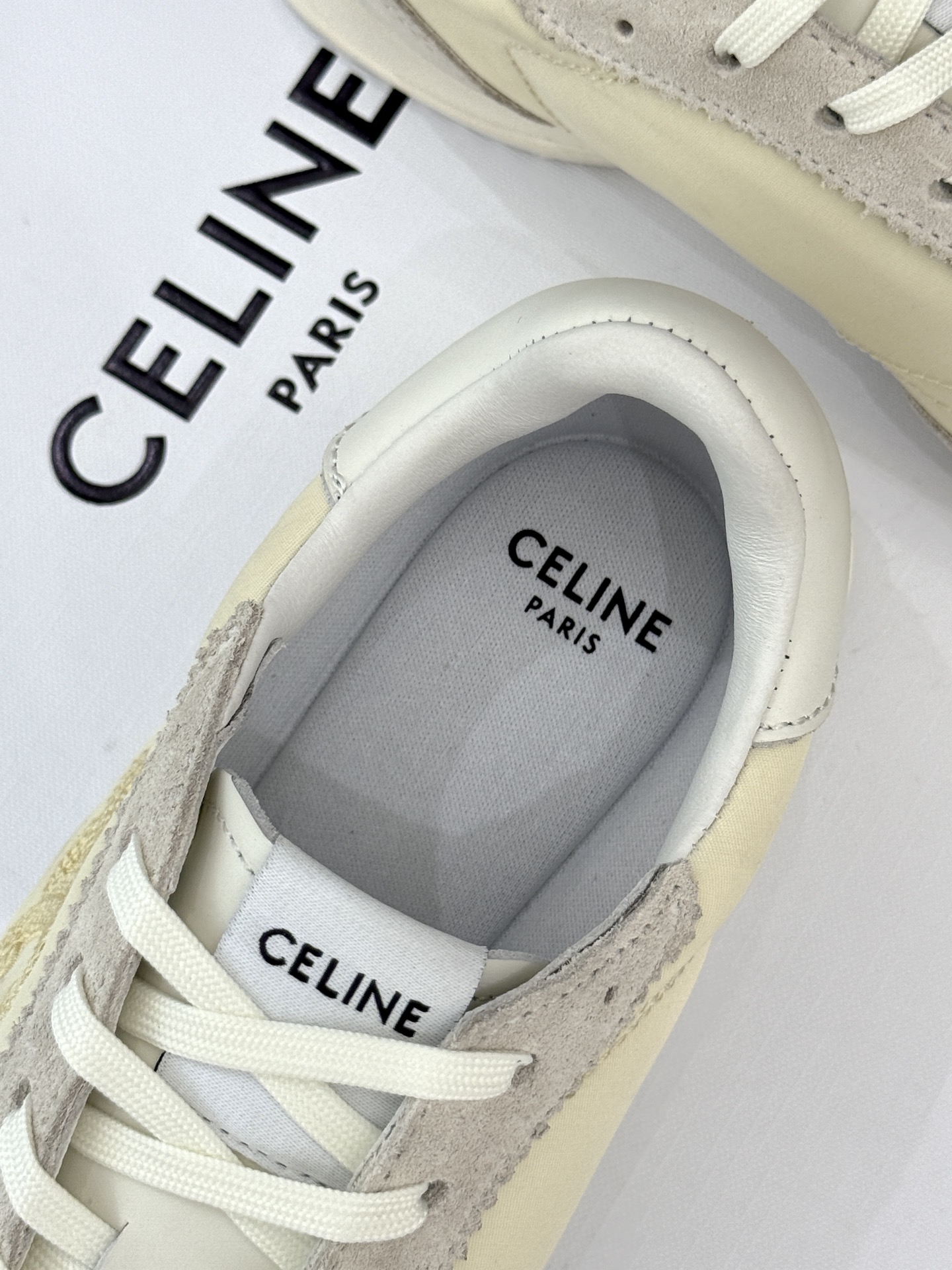 
CELINE/赛琳25ss新品复古
德训鞋运动鞋
一眼万年的 谁穿谁爱
简直是时尚界的天花板
简约设计