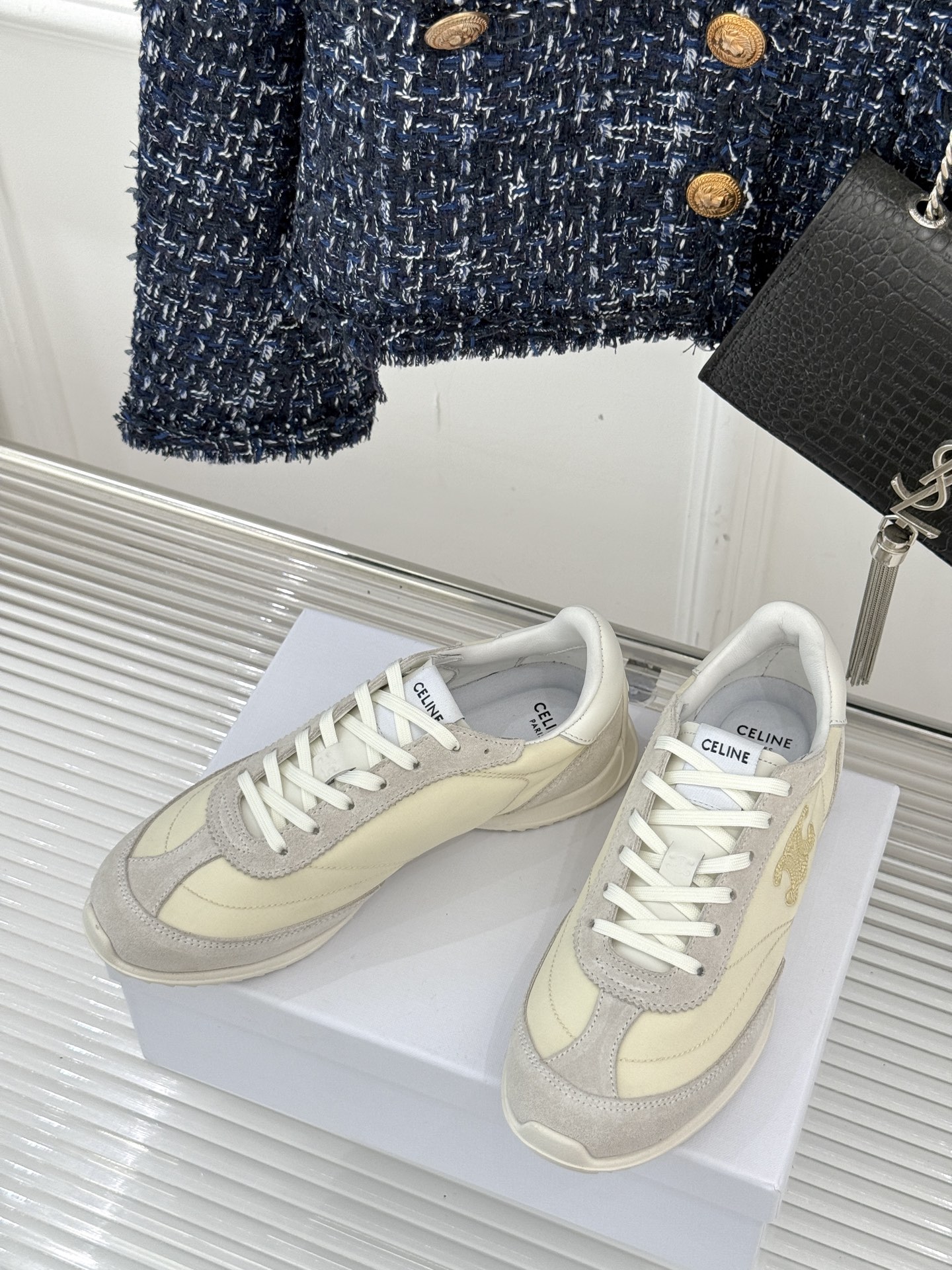 
CELINE/赛琳25ss新品复古
德训鞋运动鞋
一眼万年的 谁穿谁爱
简直是时尚界的天花板
简约设计
