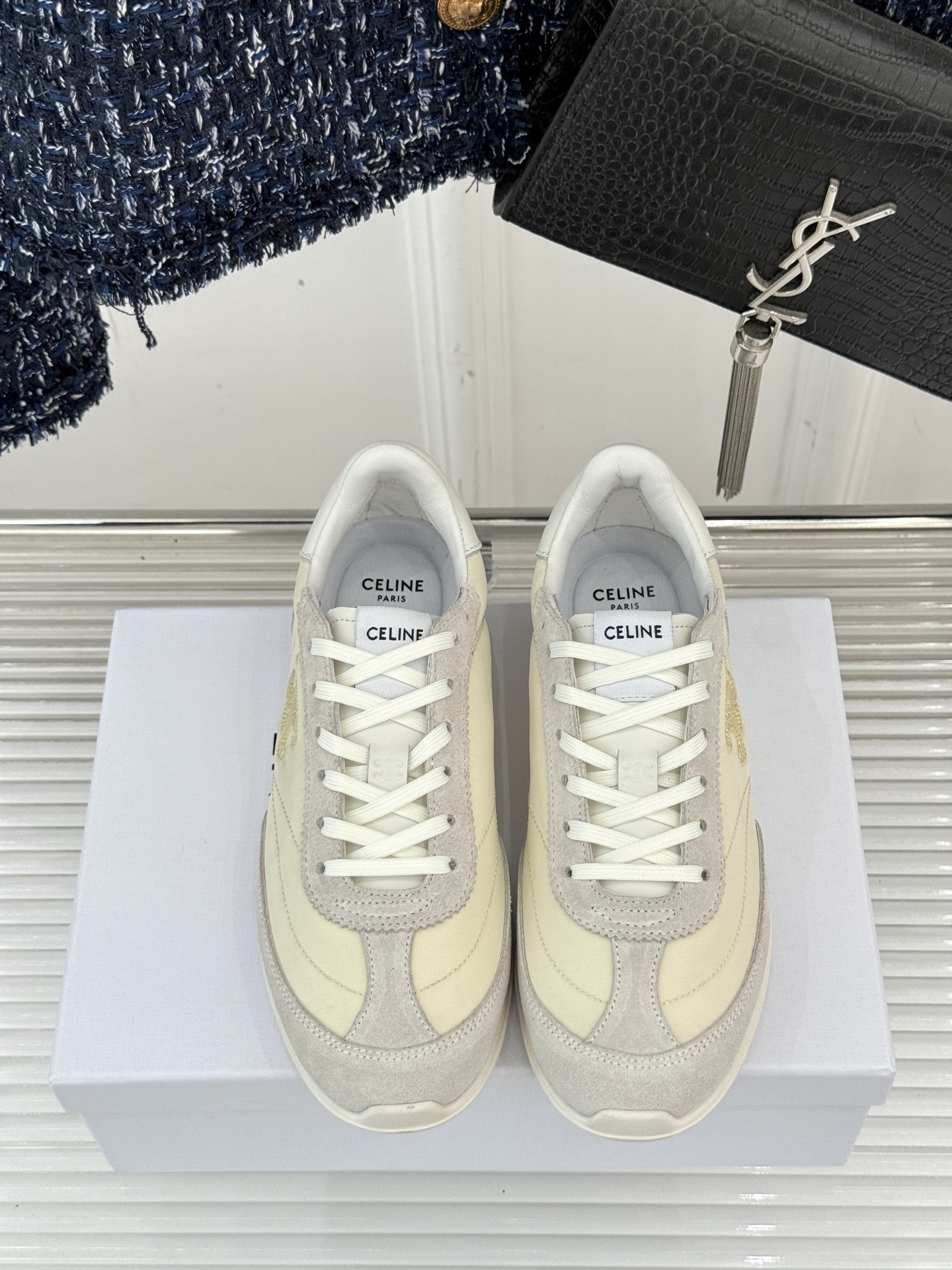 
CELINE/赛琳25ss新品复古
德训鞋运动鞋
一眼万年的 谁穿谁爱
简直是时尚界的天花板
简约设计