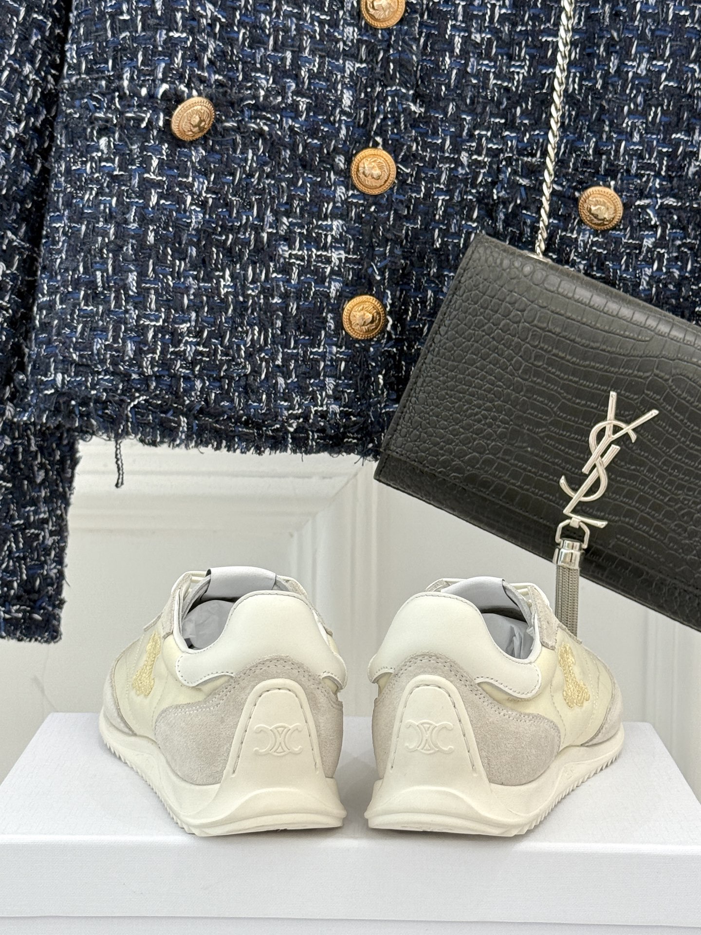 
CELINE/赛琳25ss新品复古
德训鞋运动鞋
一眼万年的 谁穿谁爱
简直是时尚界的天花板
简约设计