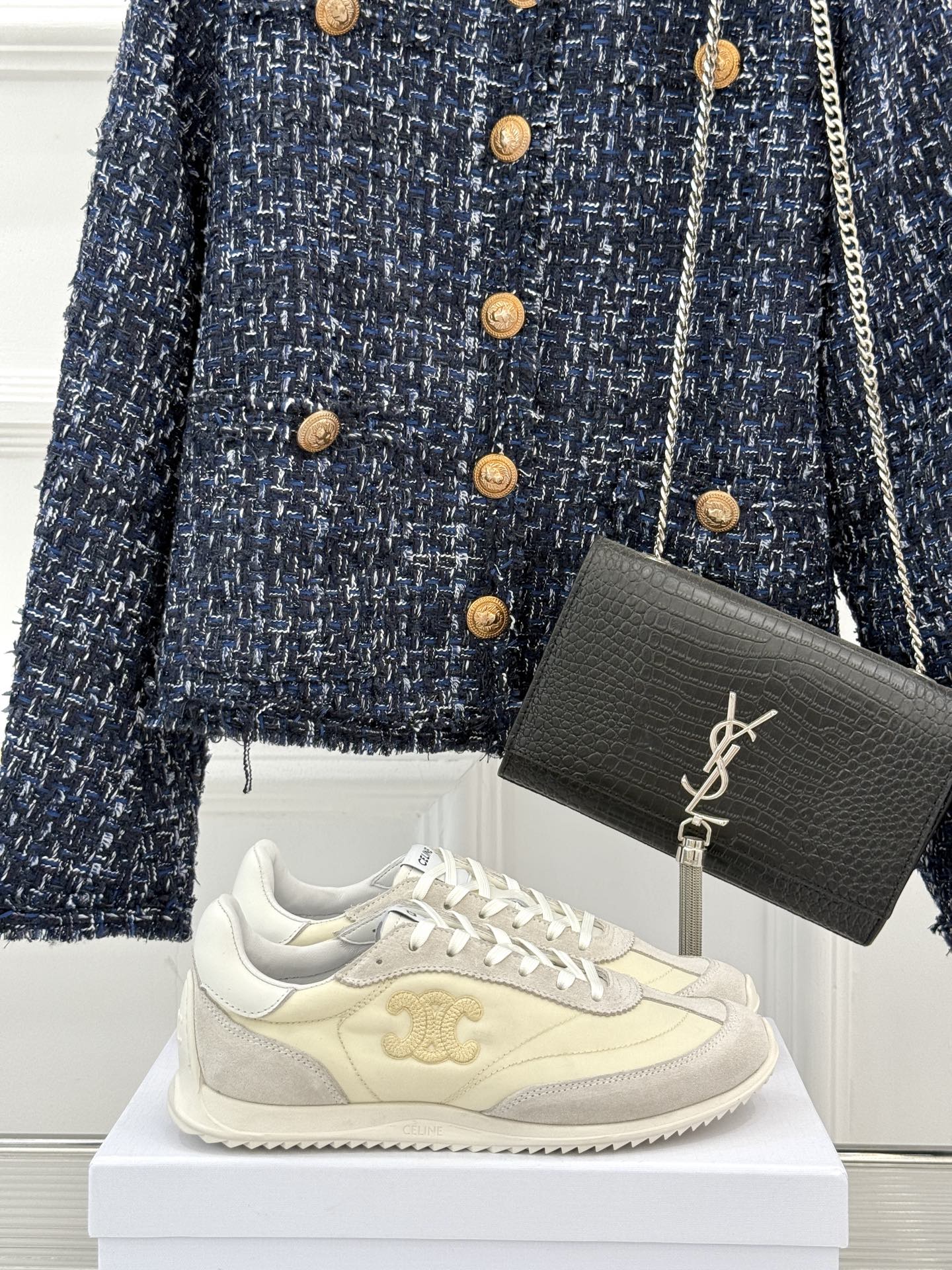 
CELINE/赛琳25ss新品复古
德训鞋运动鞋
一眼万年的 谁穿谁爱
简直是时尚界的天花板
简约设计