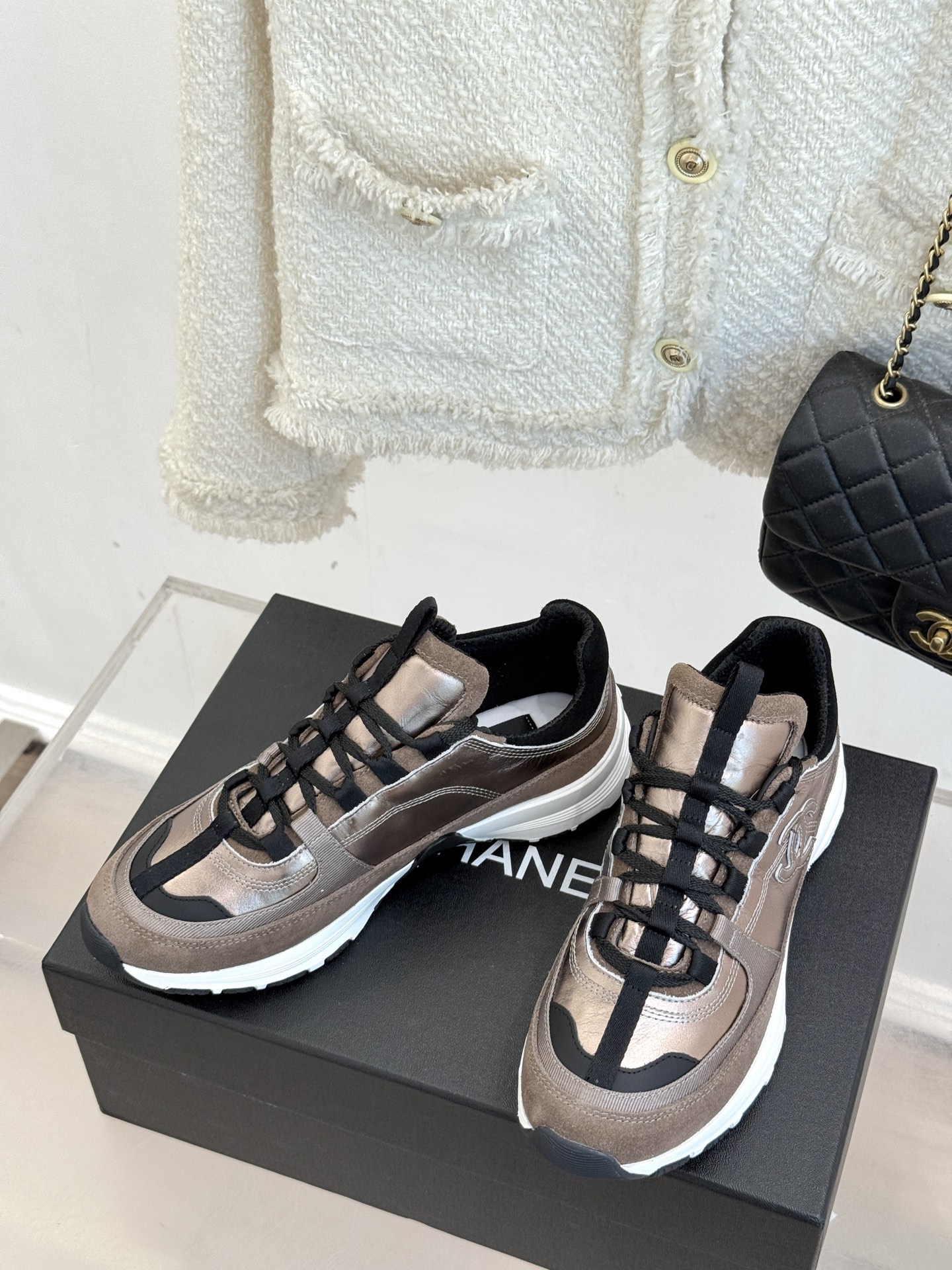 CHANE* |小香25A新品运动鞋
时尚圈又双叒被香奈儿拿捏住了!
就成了各路时髦精的心头好
标志性
