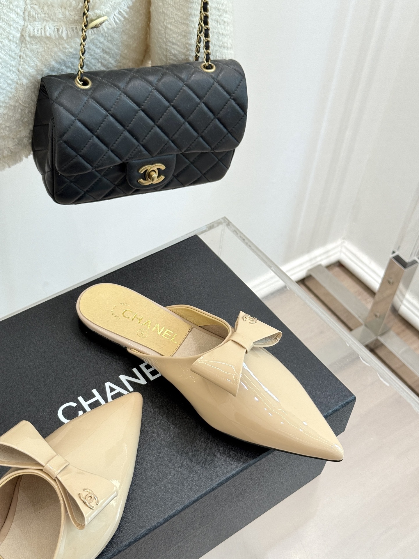 CHANE*|小香25。春夏新品
尖头蝴蝶结平底半拖
此款半拖的设计堪称一绝
简约之中蕴含着无尽的精致