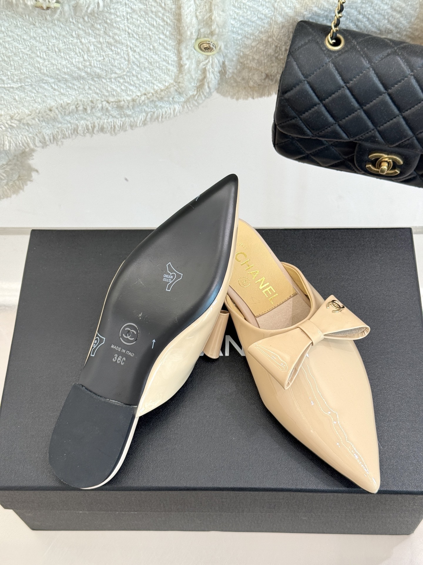 CHANE*|小香25。春夏新品
尖头蝴蝶结平底半拖
此款半拖的设计堪称一绝
简约之中蕴含着无尽的精致