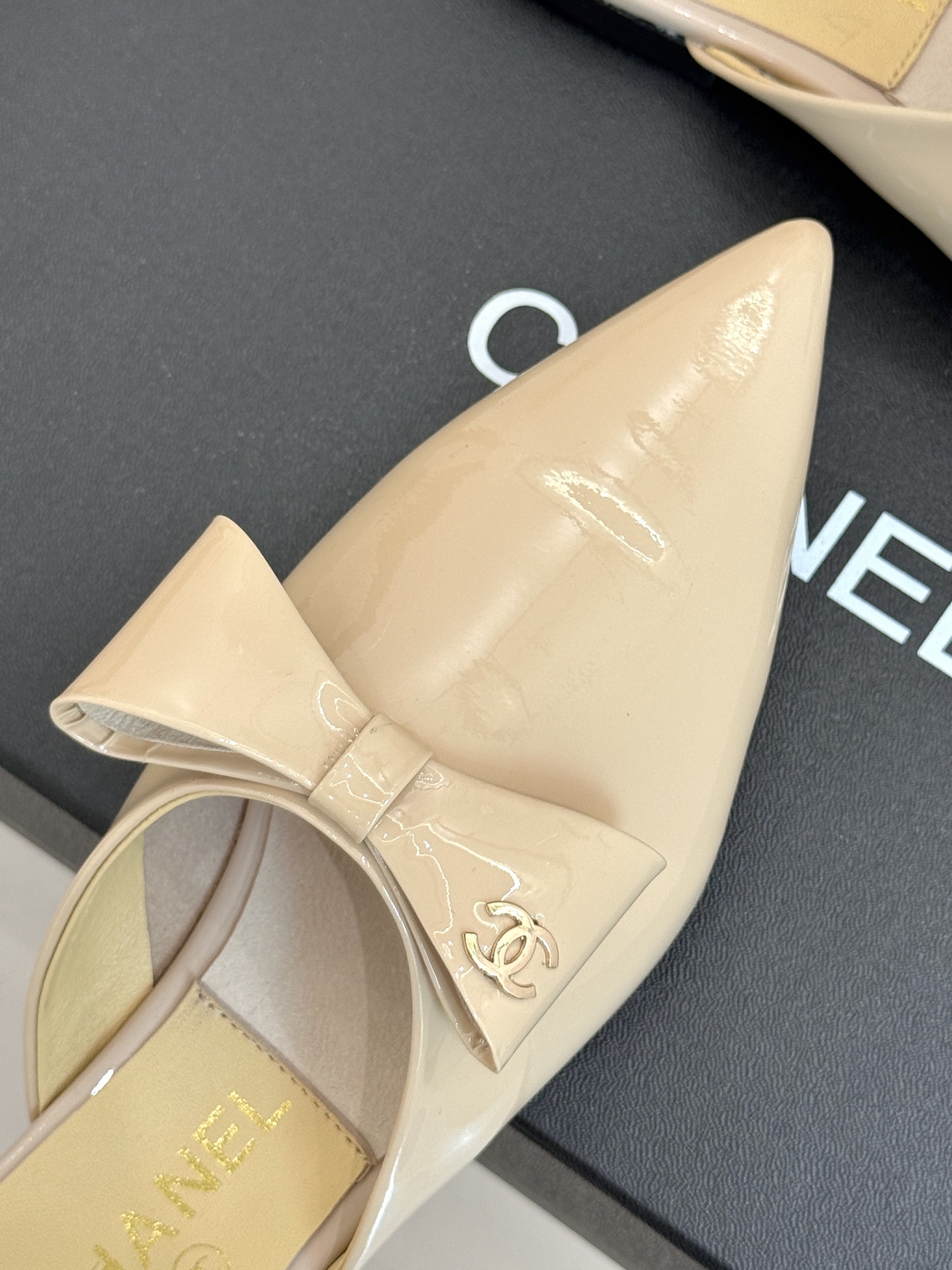 CHANE*|小香25。春夏新品
尖头蝴蝶结平底半拖
此款半拖的设计堪称一绝
简约之中蕴含着无尽的精致