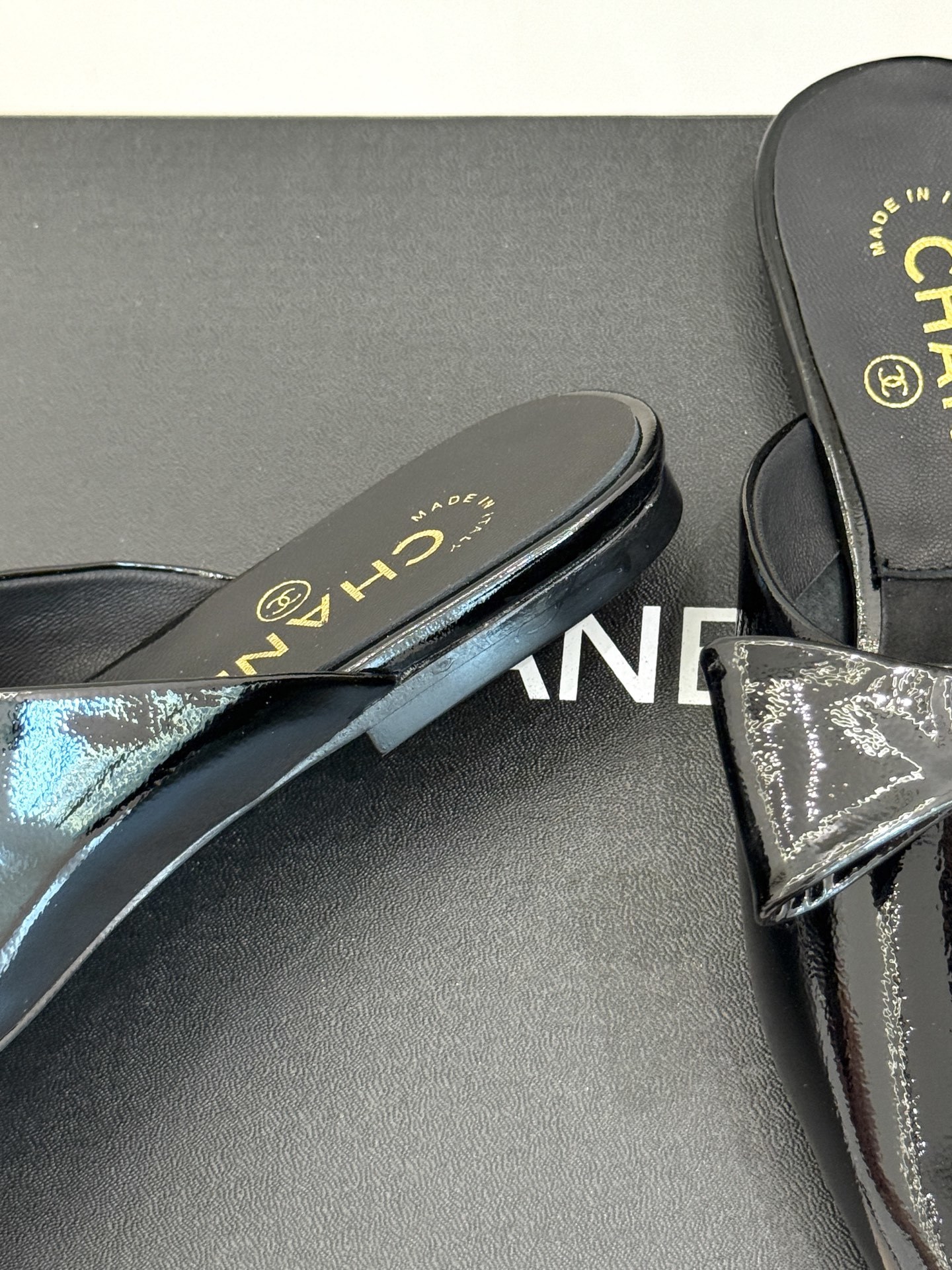 CHANE*|小香25。春夏新品
尖头蝴蝶结平底半拖
此款半拖的设计堪称一绝
简约之中蕴含着无尽的精致