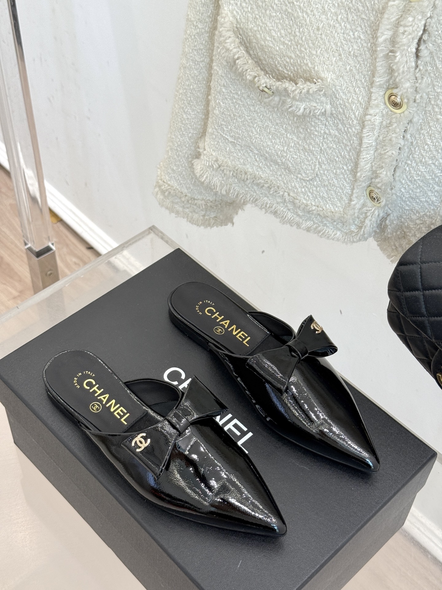 CHANE*|小香25。春夏新品
尖头蝴蝶结平底半拖
此款半拖的设计堪称一绝
简约之中蕴含着无尽的精致