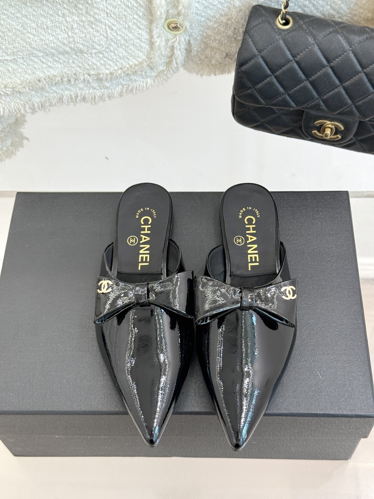 CHANE*|小香25。春夏新品
尖头蝴蝶结平底半拖
此款半拖的设计堪称一绝
简约之中蕴含着无尽的精致