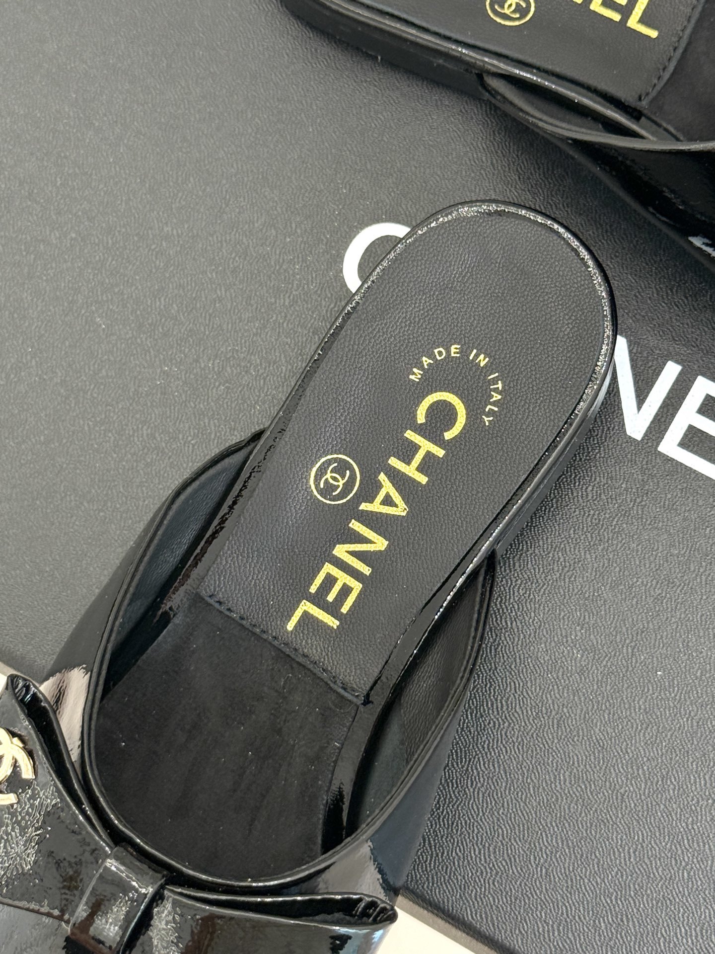 CHANE*|小香25。春夏新品
尖头蝴蝶结平底半拖
此款半拖的设计堪称一绝
简约之中蕴含着无尽的精致