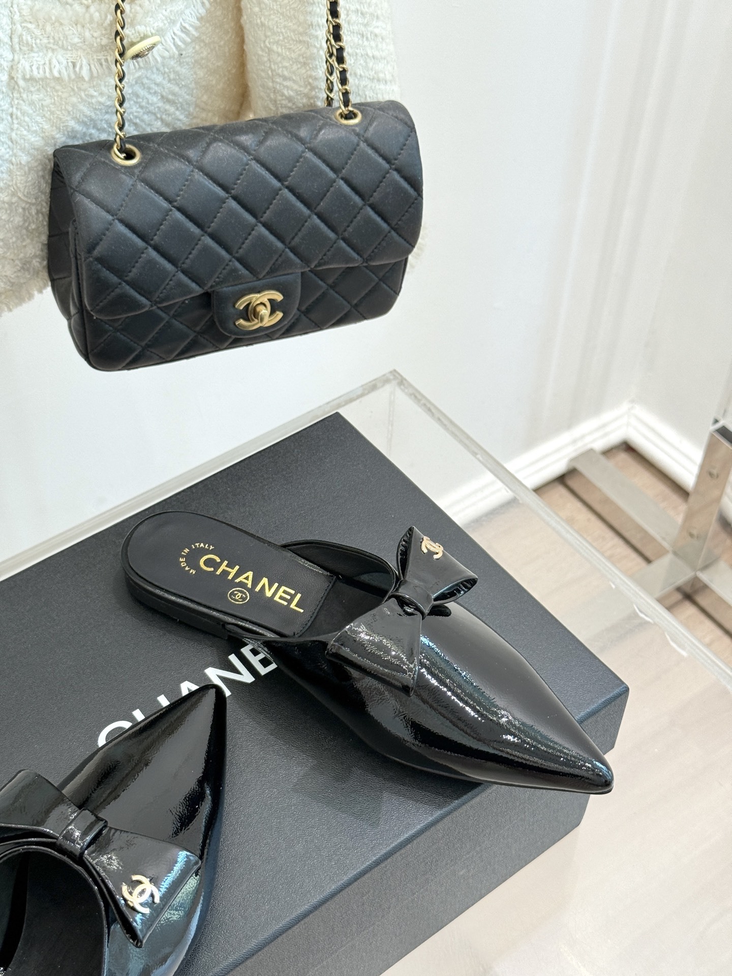 CHANE*|小香25。春夏新品
尖头蝴蝶结平底半拖
此款半拖的设计堪称一绝
简约之中蕴含着无尽的精致