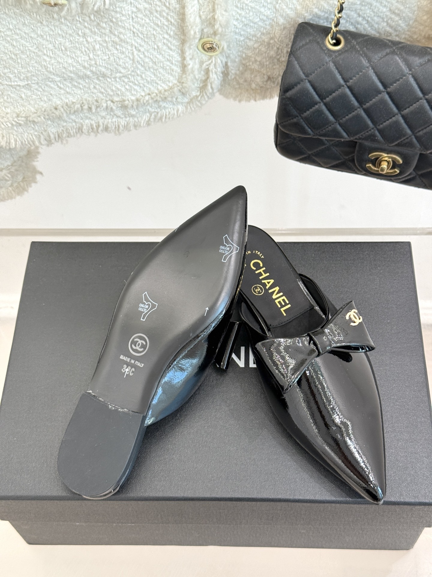 CHANE*|小香25。春夏新品
尖头蝴蝶结平底半拖
此款半拖的设计堪称一绝
简约之中蕴含着无尽的精致