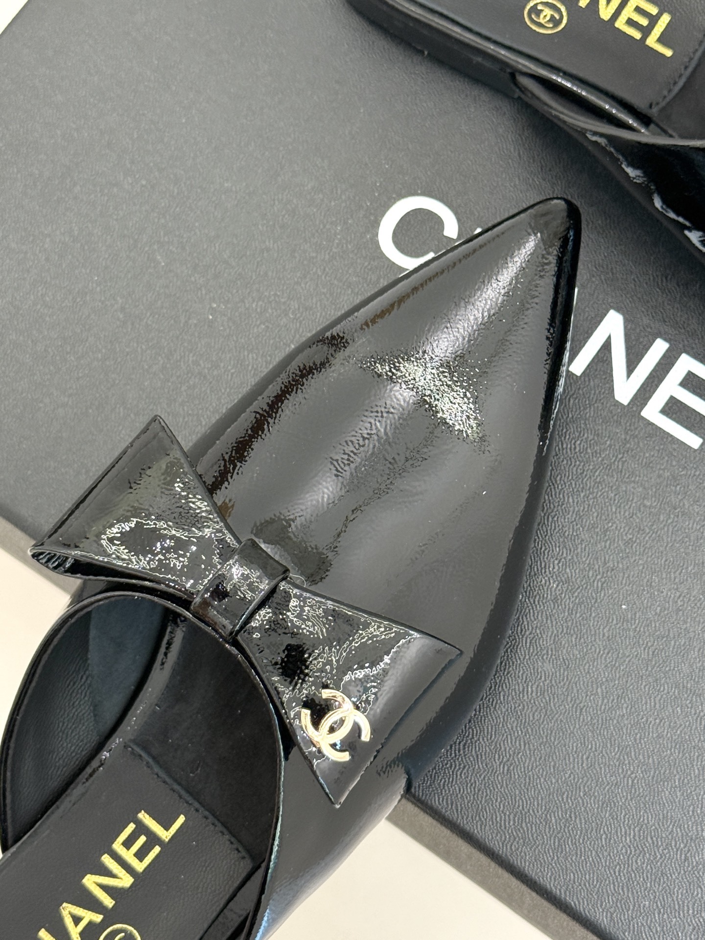 CHANE*|小香25。春夏新品
尖头蝴蝶结平底半拖
此款半拖的设计堪称一绝
简约之中蕴含着无尽的精致