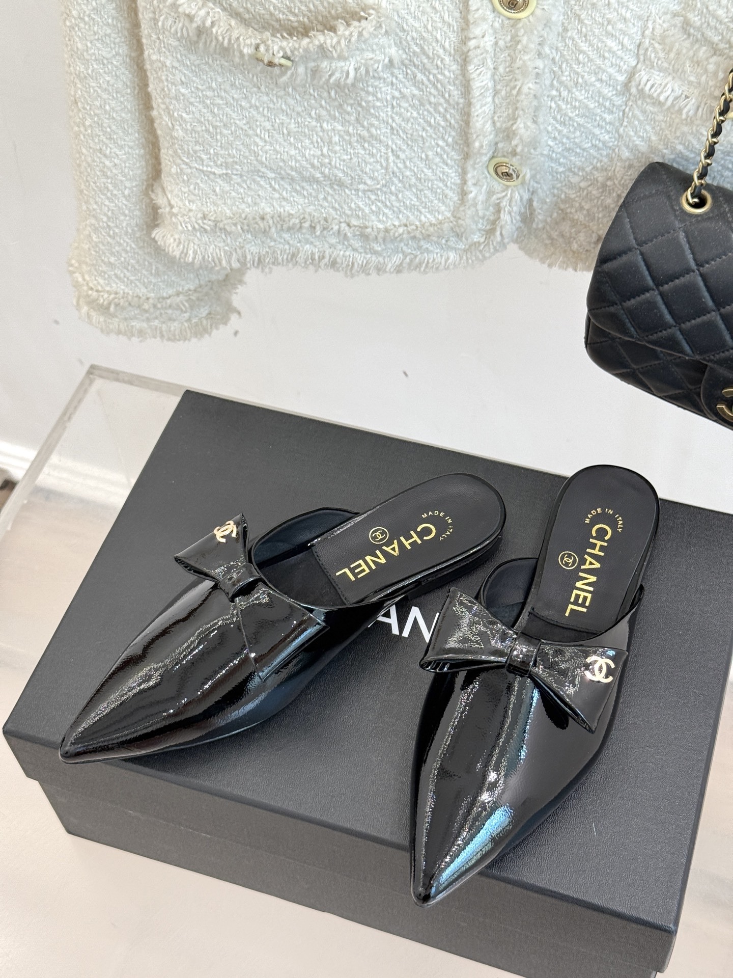 CHANE*|小香25。春夏新品
尖头蝴蝶结平底半拖
此款半拖的设计堪称一绝
简约之中蕴含着无尽的精致