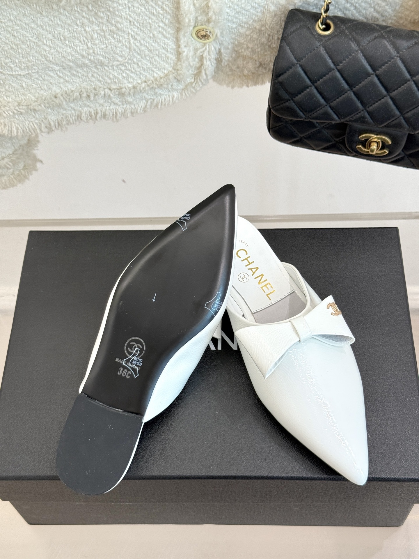 CHANE*|小香25。春夏新品
尖头蝴蝶结平底半拖
此款半拖的设计堪称一绝
简约之中蕴含着无尽的精致