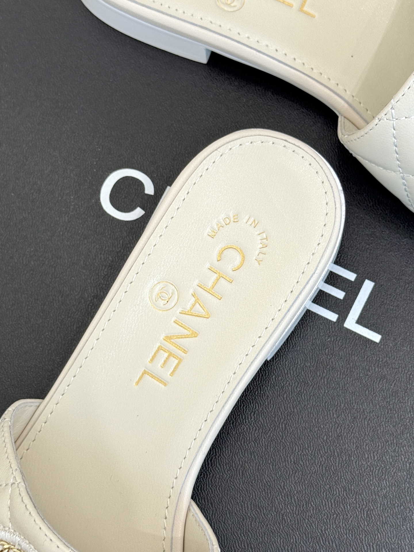 
CHANE*｜小香25。春夏新品
针织链条大双C拖鞋
以独特的针织鞋面打破常规
经典链条大双C标志 太
