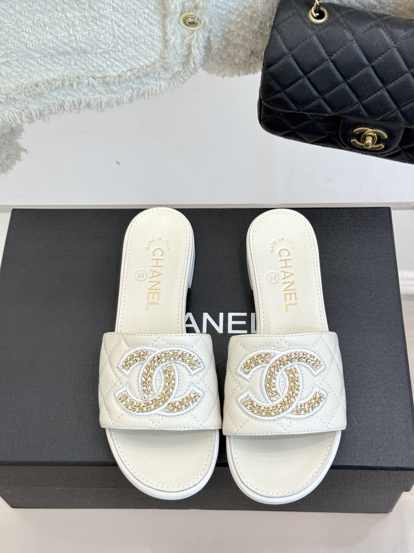 
CHANE*｜小香25。春夏新品
针织链条大双C拖鞋
以独特的针织鞋面打破常规
经典链条大双C标志 太