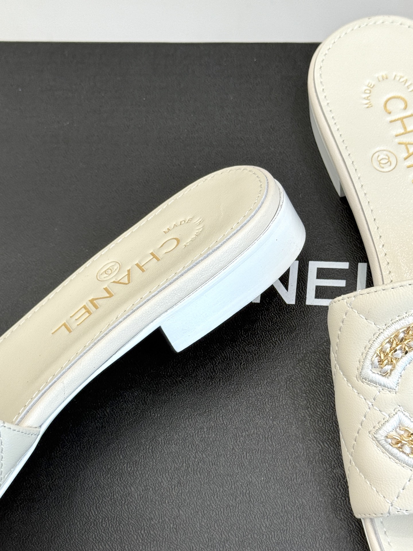 
CHANE*｜小香25。春夏新品
针织链条大双C拖鞋
以独特的针织鞋面打破常规
经典链条大双C标志 太