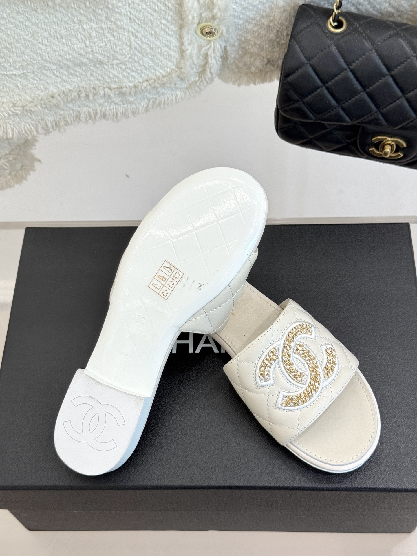 
CHANE*｜小香25。春夏新品
针织链条大双C拖鞋
以独特的针织鞋面打破常规
经典链条大双C标志 太