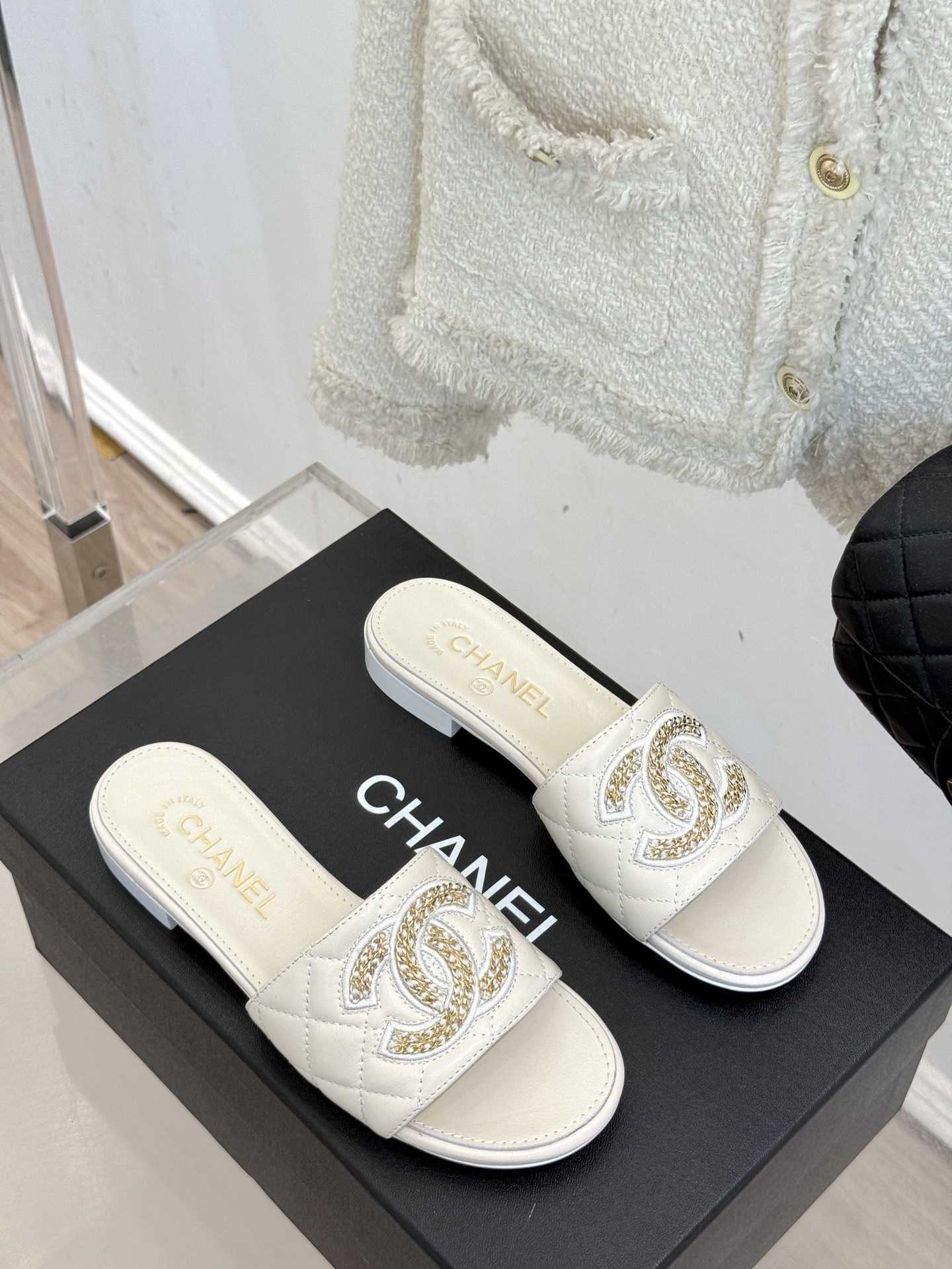 
CHANE*｜小香25。春夏新品
针织链条大双C拖鞋
以独特的针织鞋面打破常规
经典链条大双C标志 太