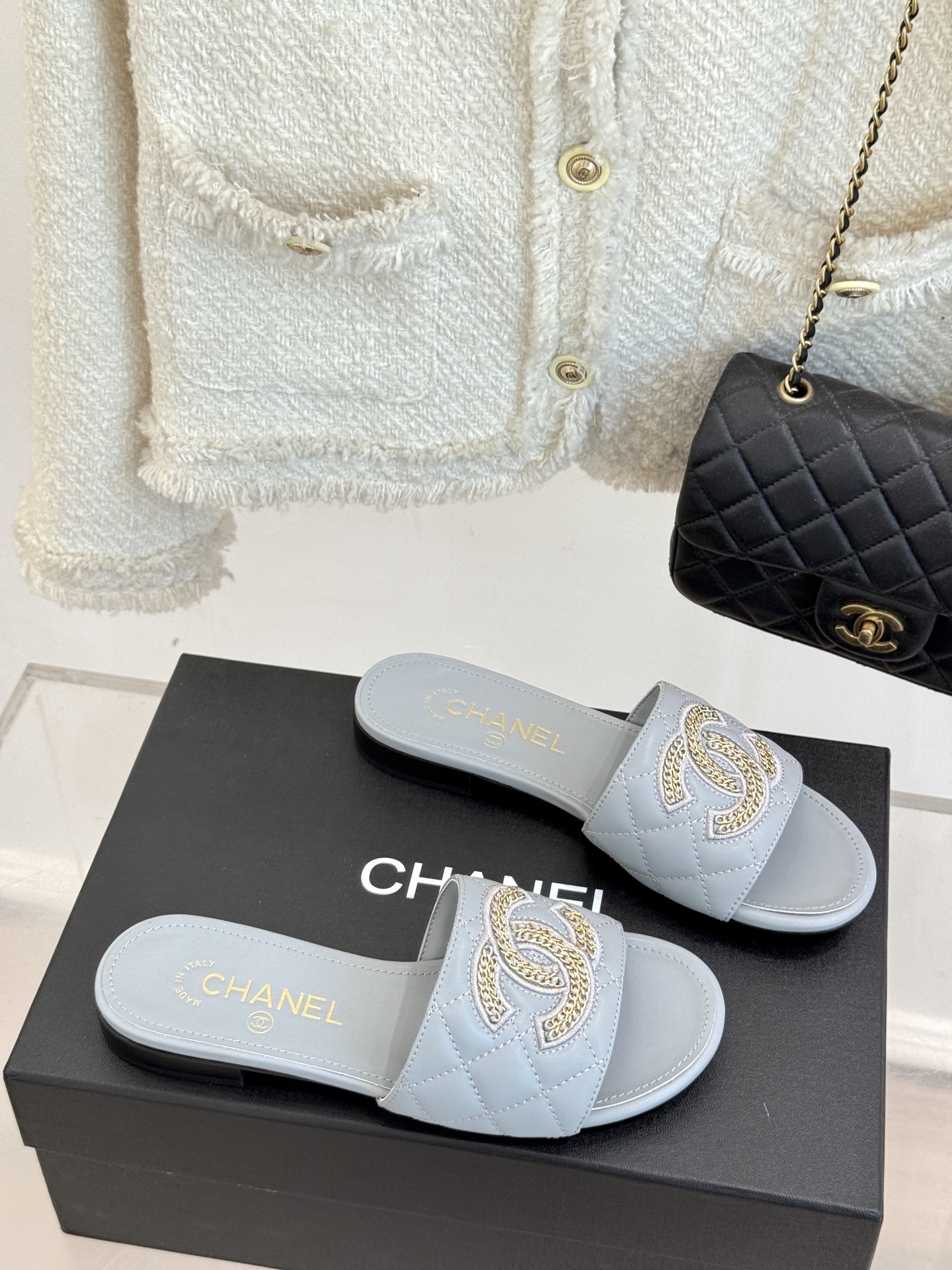 
CHANE*｜小香25。春夏新品
针织链条大双C拖鞋
以独特的针织鞋面打破常规
经典链条大双C标志 太