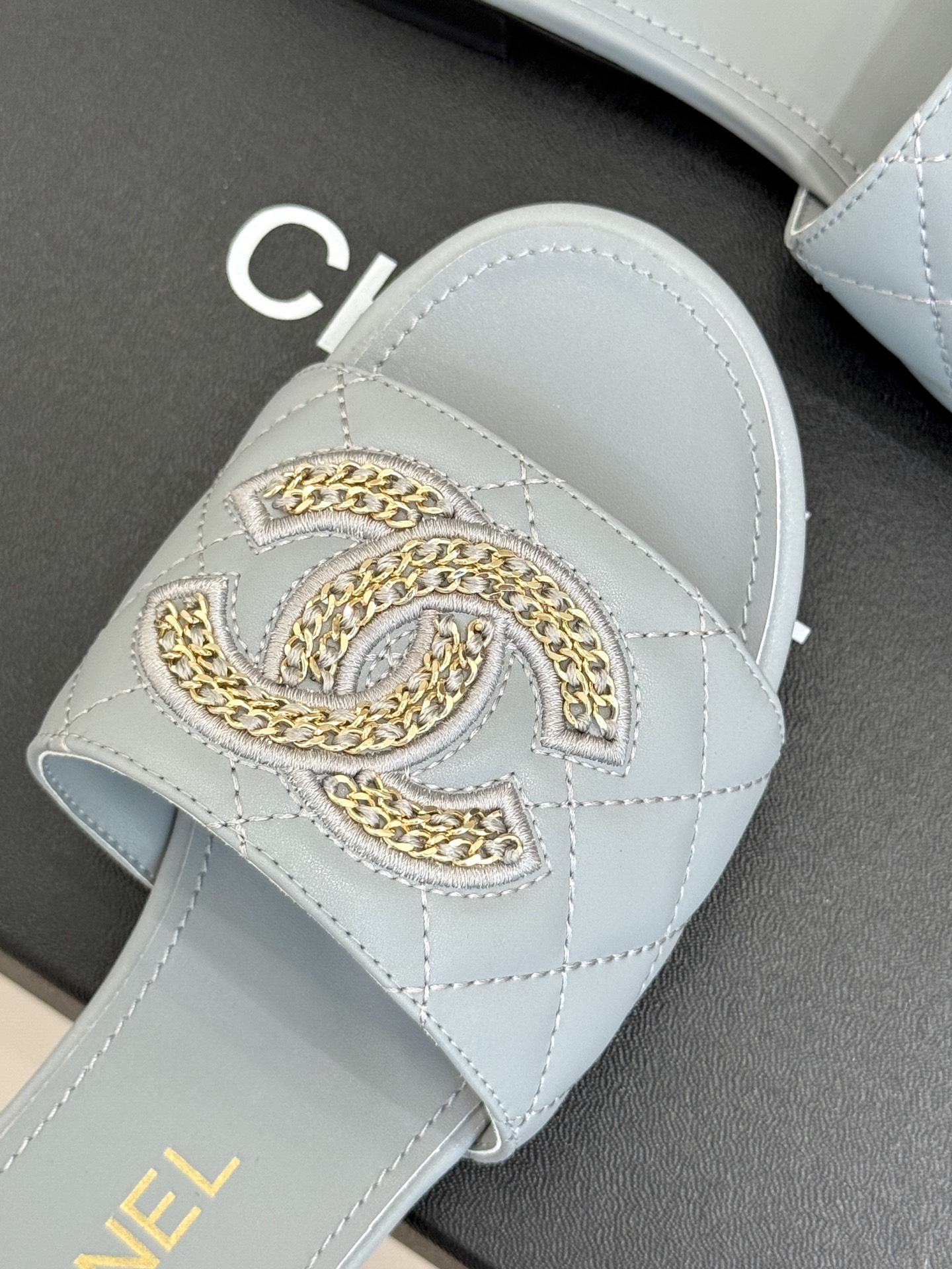 
CHANE*｜小香25。春夏新品
针织链条大双C拖鞋
以独特的针织鞋面打破常规
经典链条大双C标志 太
