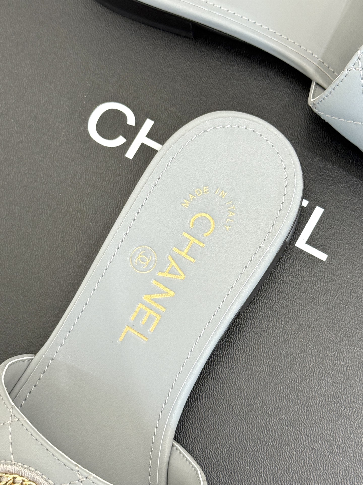 
CHANE*｜小香25。春夏新品
针织链条大双C拖鞋
以独特的针织鞋面打破常规
经典链条大双C标志 太