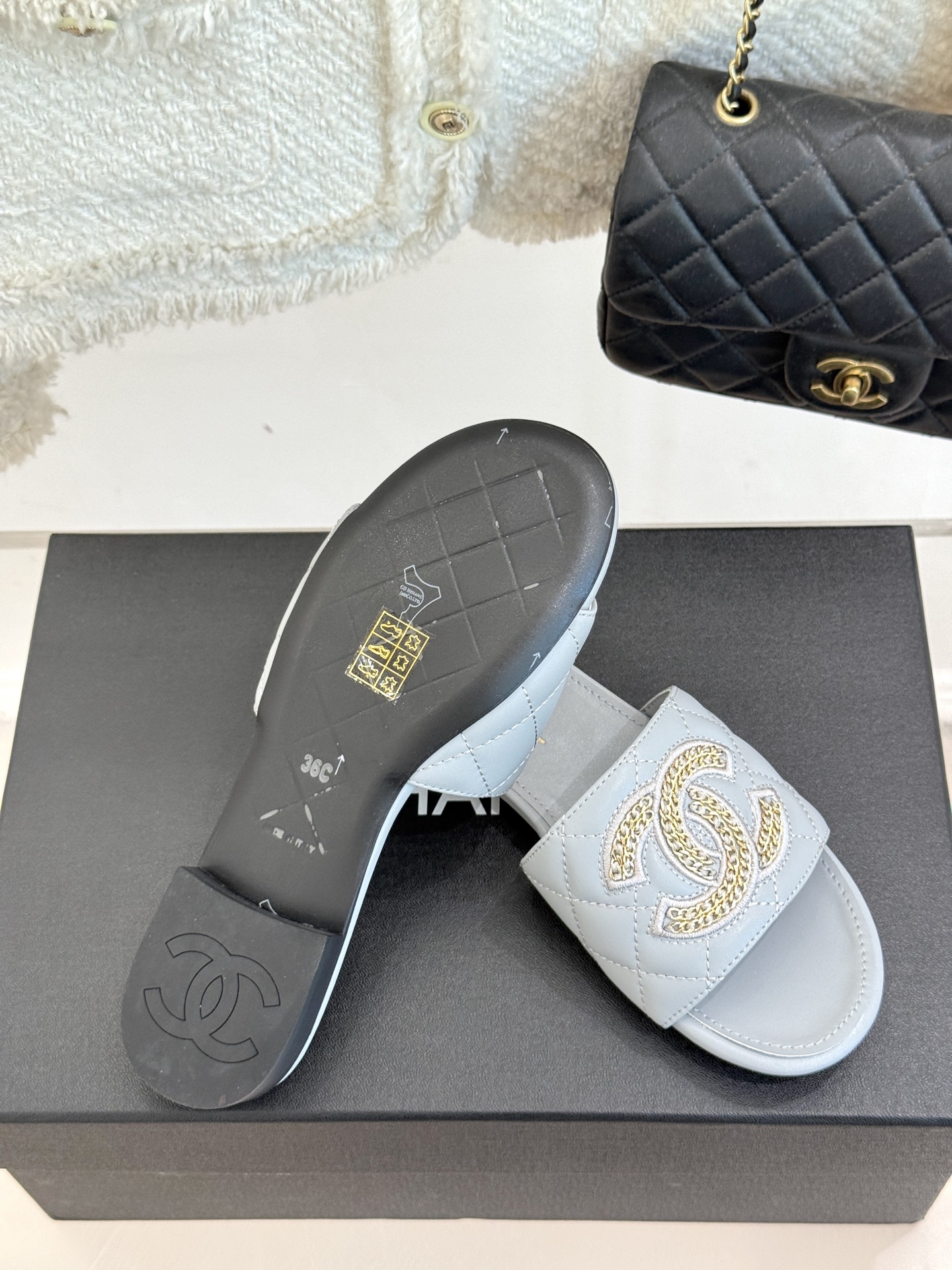 
CHANE*｜小香25。春夏新品
针织链条大双C拖鞋
以独特的针织鞋面打破常规
经典链条大双C标志 太