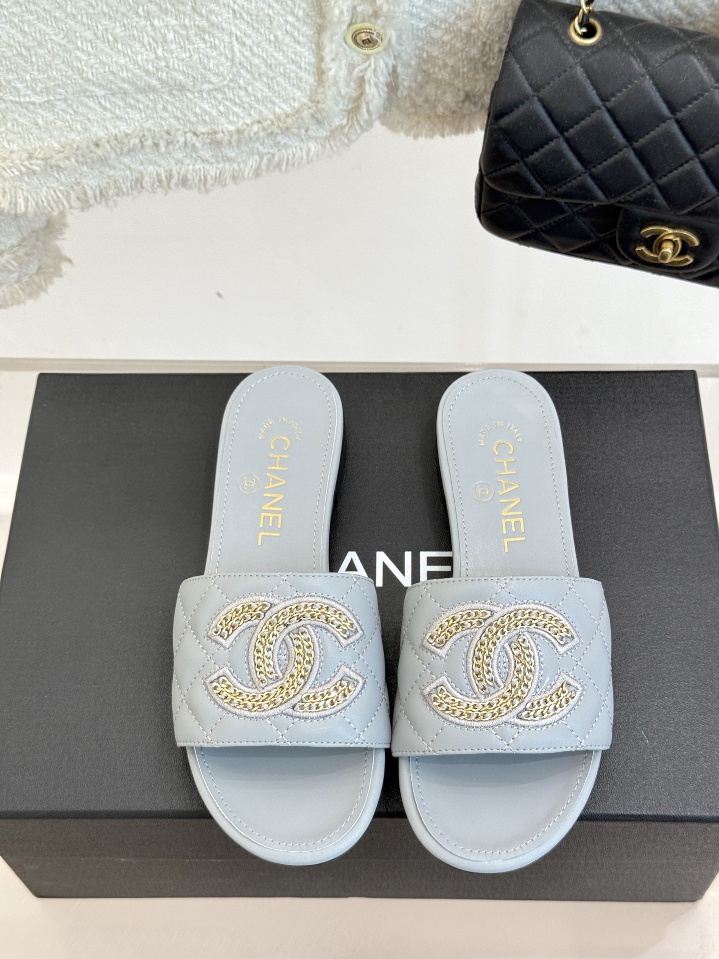 
CHANE*｜小香25。春夏新品
针织链条大双C拖鞋
以独特的针织鞋面打破常规
经典链条大双C标志 太