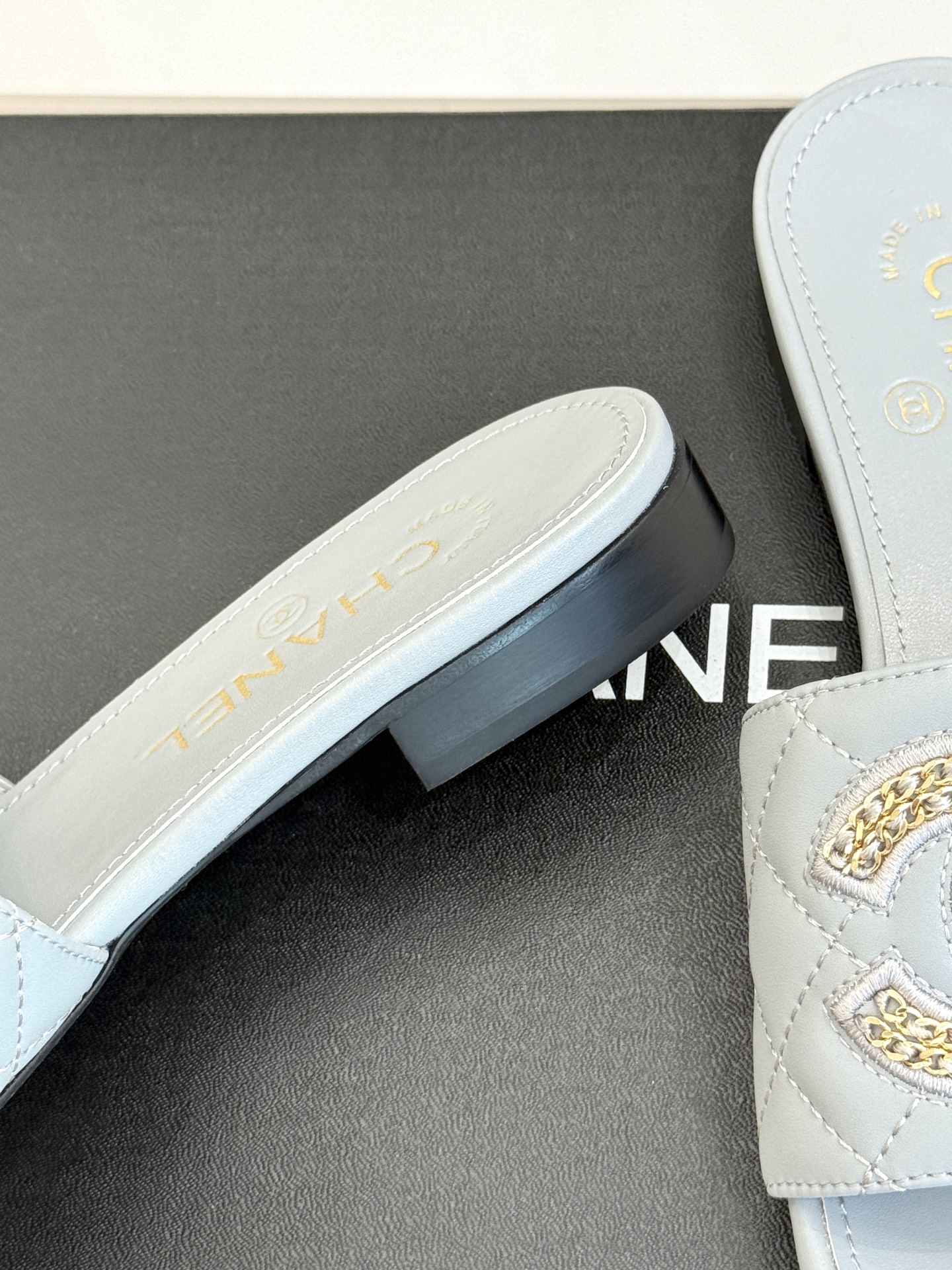 
CHANE*｜小香25。春夏新品
针织链条大双C拖鞋
以独特的针织鞋面打破常规
经典链条大双C标志 太