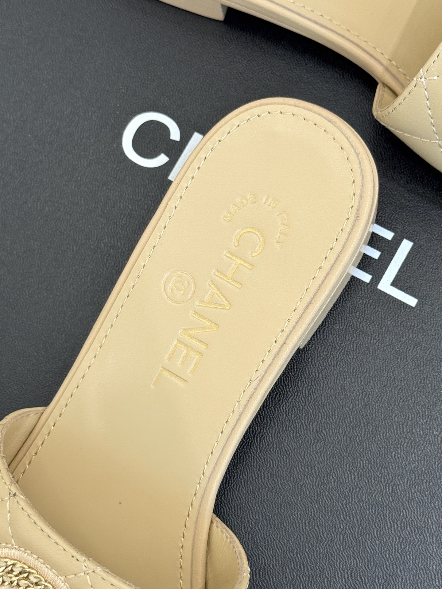 
CHANE*｜小香25。春夏新品
针织链条大双C拖鞋
以独特的针织鞋面打破常规
经典链条大双C标志 太