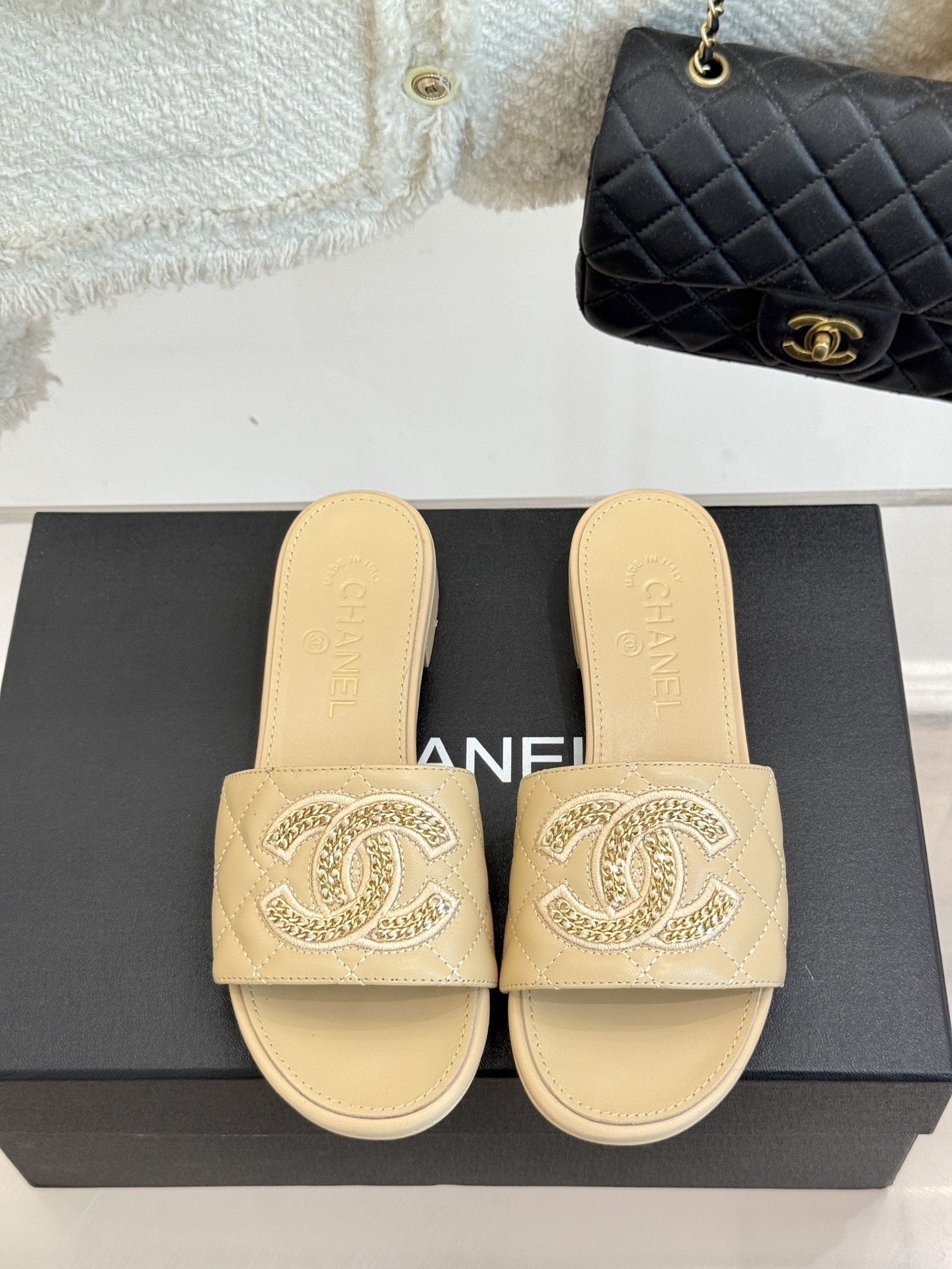 
CHANE*｜小香25。春夏新品
针织链条大双C拖鞋
以独特的针织鞋面打破常规
经典链条大双C标志 太