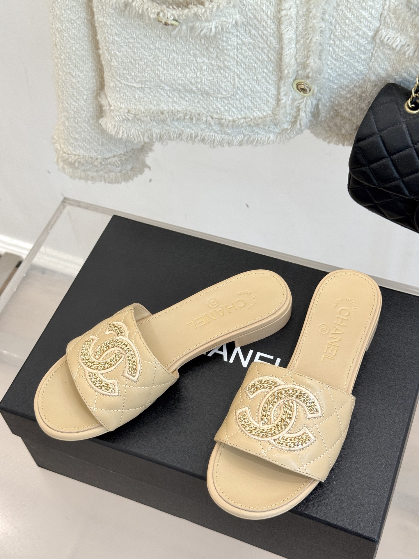
CHANE*｜小香25。春夏新品
针织链条大双C拖鞋
以独特的针织鞋面打破常规
经典链条大双C标志 太
