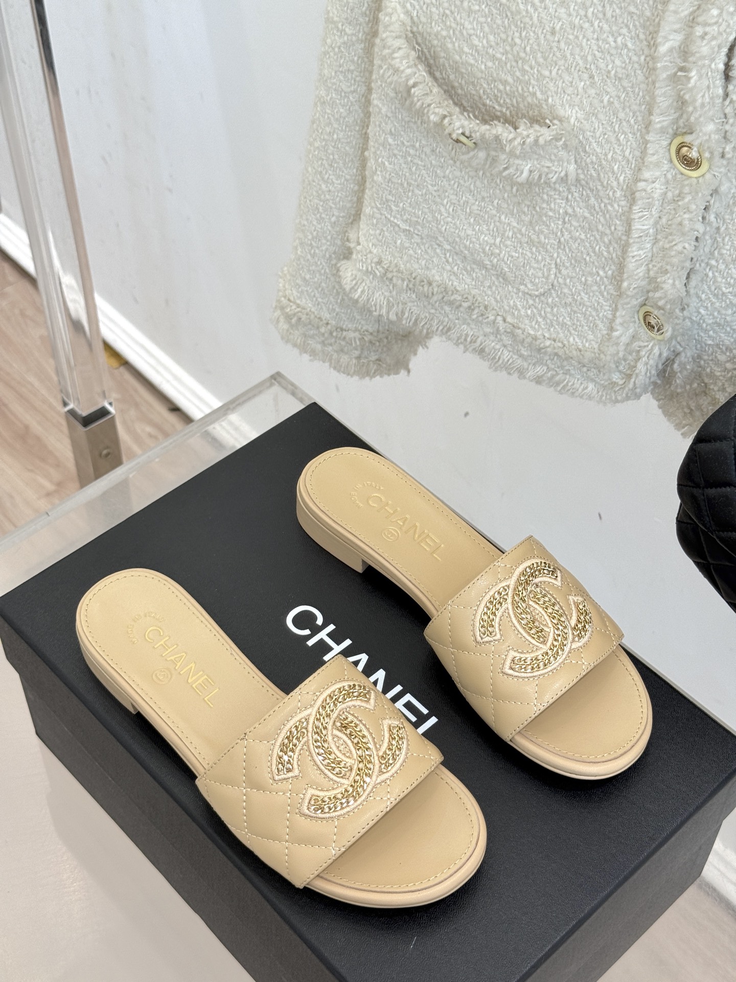
CHANE*｜小香25。春夏新品
针织链条大双C拖鞋
以独特的针织鞋面打破常规
经典链条大双C标志 太