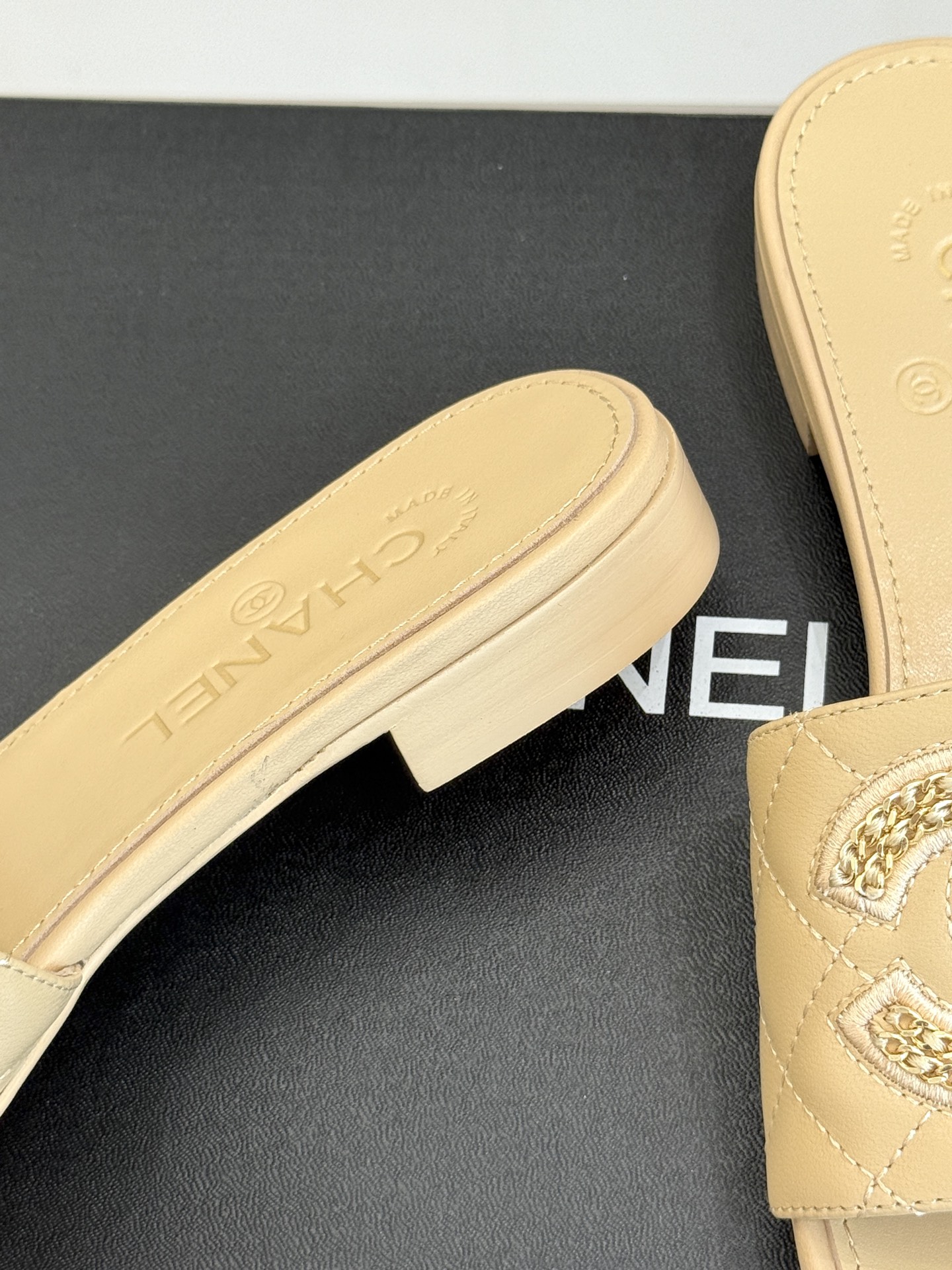 
CHANE*｜小香25。春夏新品
针织链条大双C拖鞋
以独特的针织鞋面打破常规
经典链条大双C标志 太
