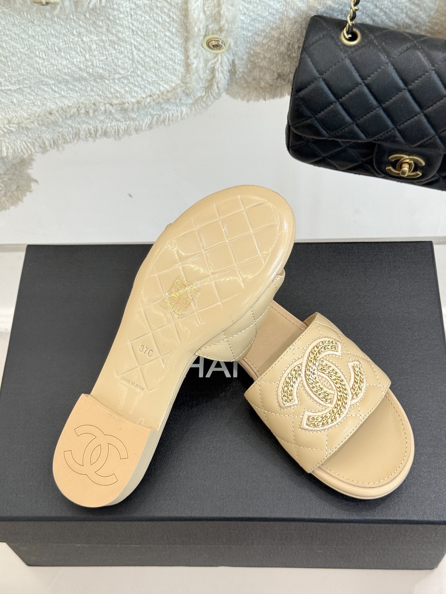 
CHANE*｜小香25。春夏新品
针织链条大双C拖鞋
以独特的针织鞋面打破常规
经典链条大双C标志 太