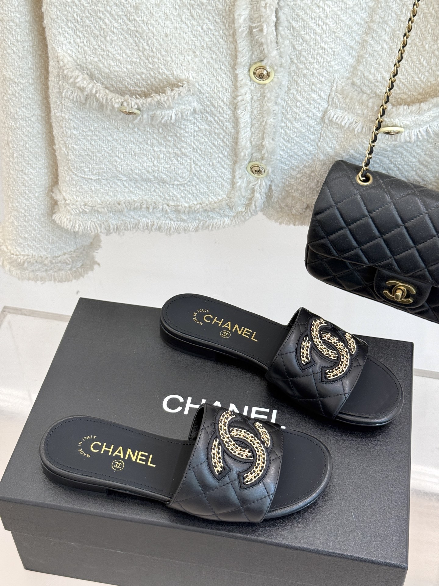 
CHANE*｜小香25。春夏新品
针织链条大双C拖鞋
以独特的针织鞋面打破常规
经典链条大双C标志 太