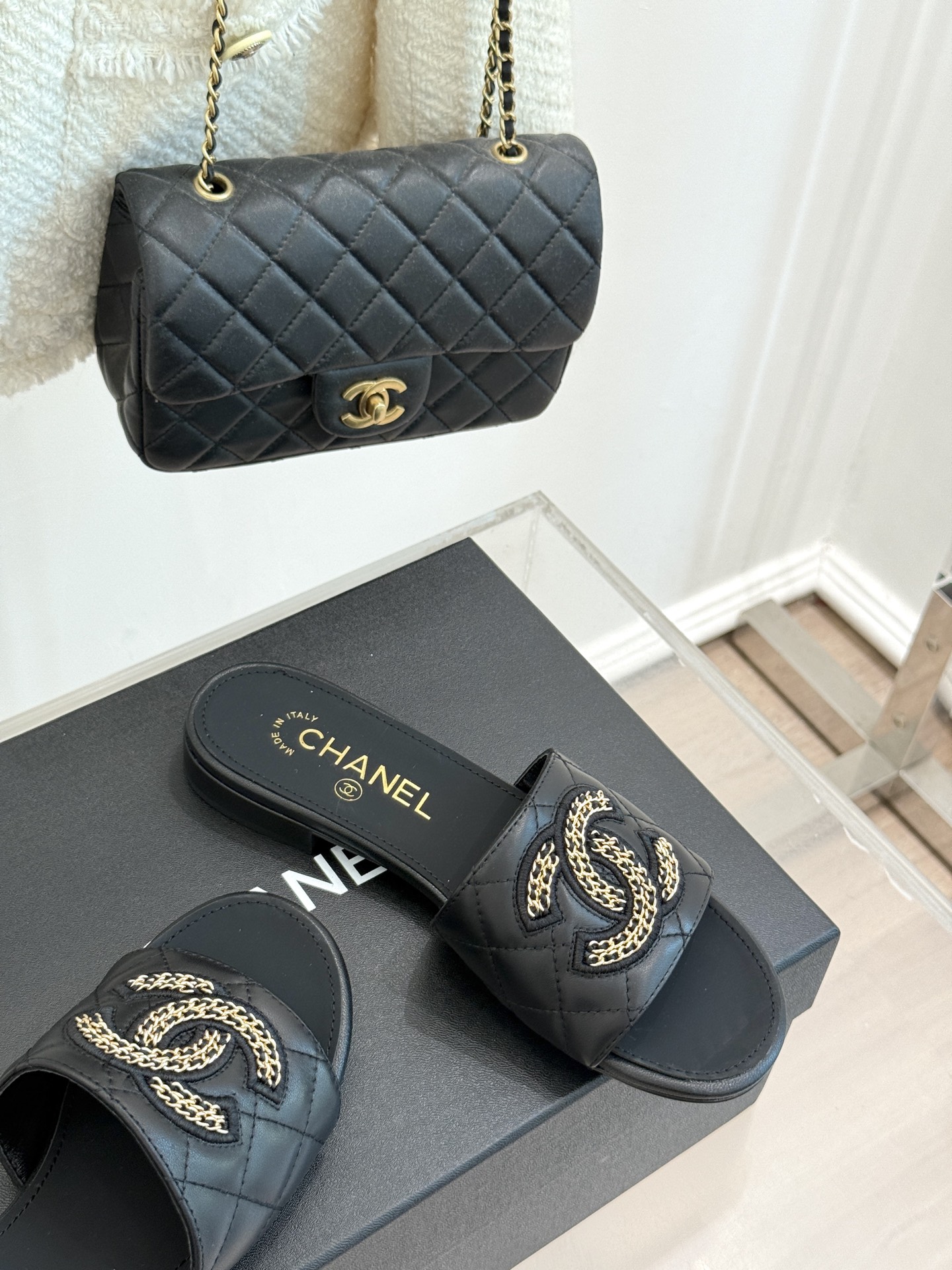 
CHANE*｜小香25。春夏新品
针织链条大双C拖鞋
以独特的针织鞋面打破常规
经典链条大双C标志 太